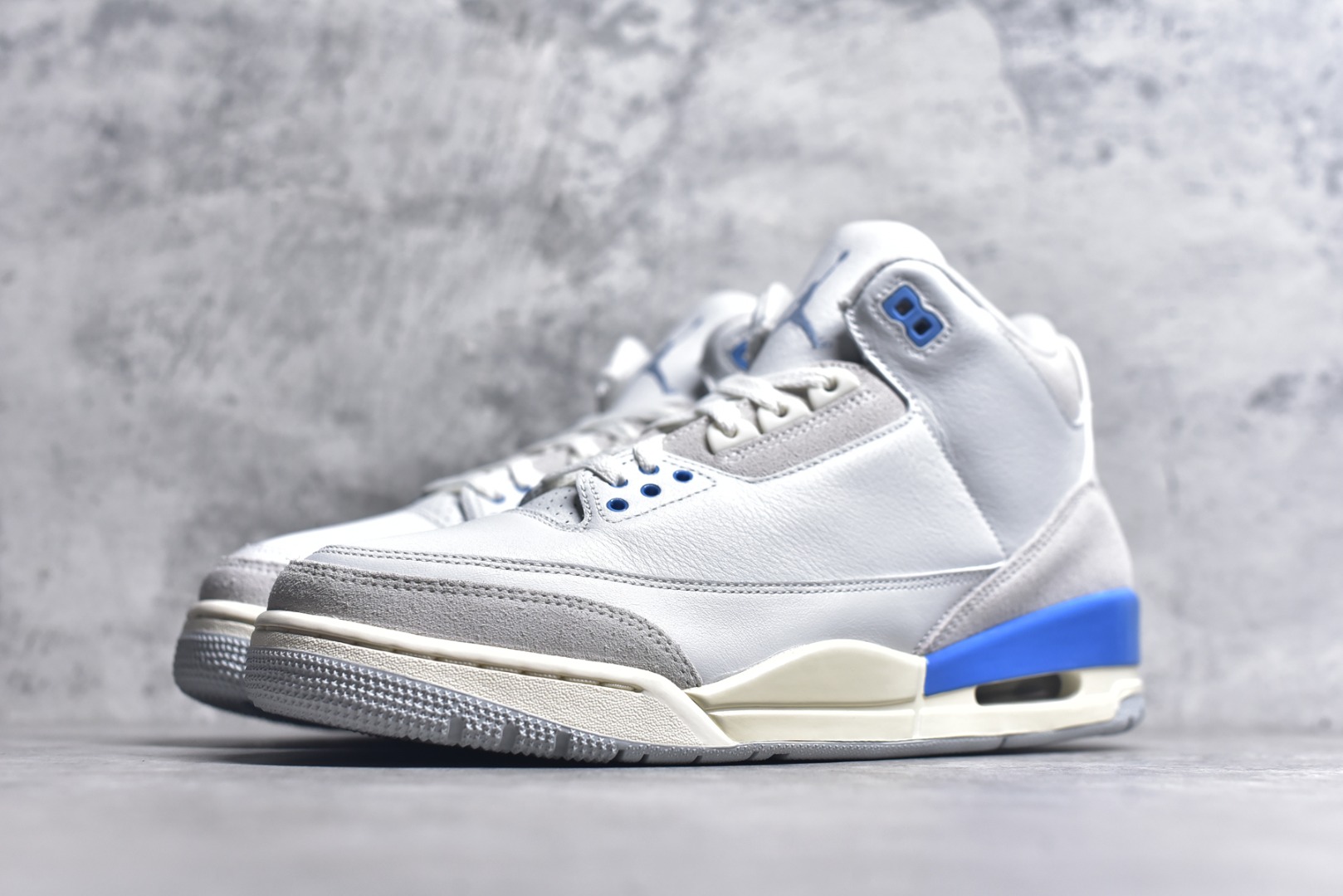 图片[2]-#Air Jordan AJ3 Retro Lucky Shorts 北卡蓝 CT8532-101 圈内最强三代系列 匠心打造 开发时长超过半年 目前可过各类鉴定或无法鉴定 裸鞋随便操作 全套原纸板楦头开发 原厂大底磨具加持立体防滑纹理 原装可视Air Sole气垫 原汁原味最完美的三代版型 唯一正确鞋头趴度弧度高度鞋身腰线 原厂TPU彩虹扎染后跟饰片 正确内里反口里网布 皮料菱角分明不变形无多余毛边 广东原厂zp同批次手工大底描漆拉丝 市场唯一原厂鞋扣模具 原厂织唛标 原厂飞人电绣工艺 尾指中部跳三针 独家绑鞋带手法 印刷中底布 四线拉帮 米色美纹纸贴合固定 进口港宝加持 后跟自然饱满 全鞋荧光划线卡点 追求极致完美 每一双都是工艺品 多重QC质检 超越公司货的品控标准 实实在在的免检产品 尺码： 40 40.5 41 42 42.5 43 44 44.5 45 45.5 46 47.5 48.5-选品中心
