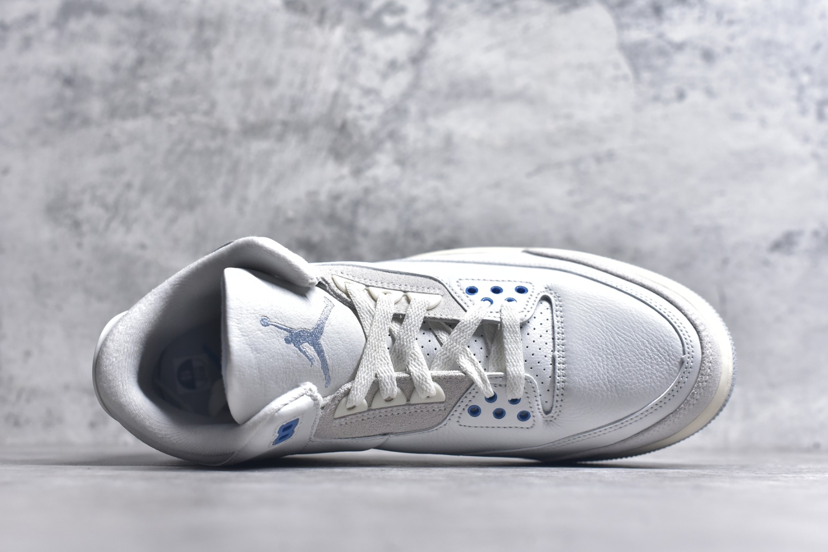 图片[4]-#Air Jordan AJ3 Retro Lucky Shorts 北卡蓝 CT8532-101 圈内最强三代系列 匠心打造 开发时长超过半年 目前可过各类鉴定或无法鉴定 裸鞋随便操作 全套原纸板楦头开发 原厂大底磨具加持立体防滑纹理 原装可视Air Sole气垫 原汁原味最完美的三代版型 唯一正确鞋头趴度弧度高度鞋身腰线 原厂TPU彩虹扎染后跟饰片 正确内里反口里网布 皮料菱角分明不变形无多余毛边 广东原厂zp同批次手工大底描漆拉丝 市场唯一原厂鞋扣模具 原厂织唛标 原厂飞人电绣工艺 尾指中部跳三针 独家绑鞋带手法 印刷中底布 四线拉帮 米色美纹纸贴合固定 进口港宝加持 后跟自然饱满 全鞋荧光划线卡点 追求极致完美 每一双都是工艺品 多重QC质检 超越公司货的品控标准 实实在在的免检产品 尺码： 40 40.5 41 42 42.5 43 44 44.5 45 45.5 46 47.5 48.5-选品中心
