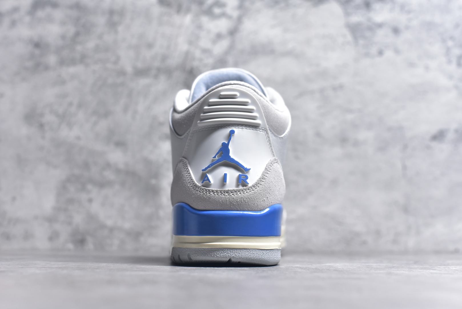 图片[5]-#Air Jordan AJ3 Retro Lucky Shorts 北卡蓝 CT8532-101 圈内最强三代系列 匠心打造 开发时长超过半年 目前可过各类鉴定或无法鉴定 裸鞋随便操作 全套原纸板楦头开发 原厂大底磨具加持立体防滑纹理 原装可视Air Sole气垫 原汁原味最完美的三代版型 唯一正确鞋头趴度弧度高度鞋身腰线 原厂TPU彩虹扎染后跟饰片 正确内里反口里网布 皮料菱角分明不变形无多余毛边 广东原厂zp同批次手工大底描漆拉丝 市场唯一原厂鞋扣模具 原厂织唛标 原厂飞人电绣工艺 尾指中部跳三针 独家绑鞋带手法 印刷中底布 四线拉帮 米色美纹纸贴合固定 进口港宝加持 后跟自然饱满 全鞋荧光划线卡点 追求极致完美 每一双都是工艺品 多重QC质检 超越公司货的品控标准 实实在在的免检产品 尺码： 40 40.5 41 42 42.5 43 44 44.5 45 45.5 46 47.5 48.5-选品中心