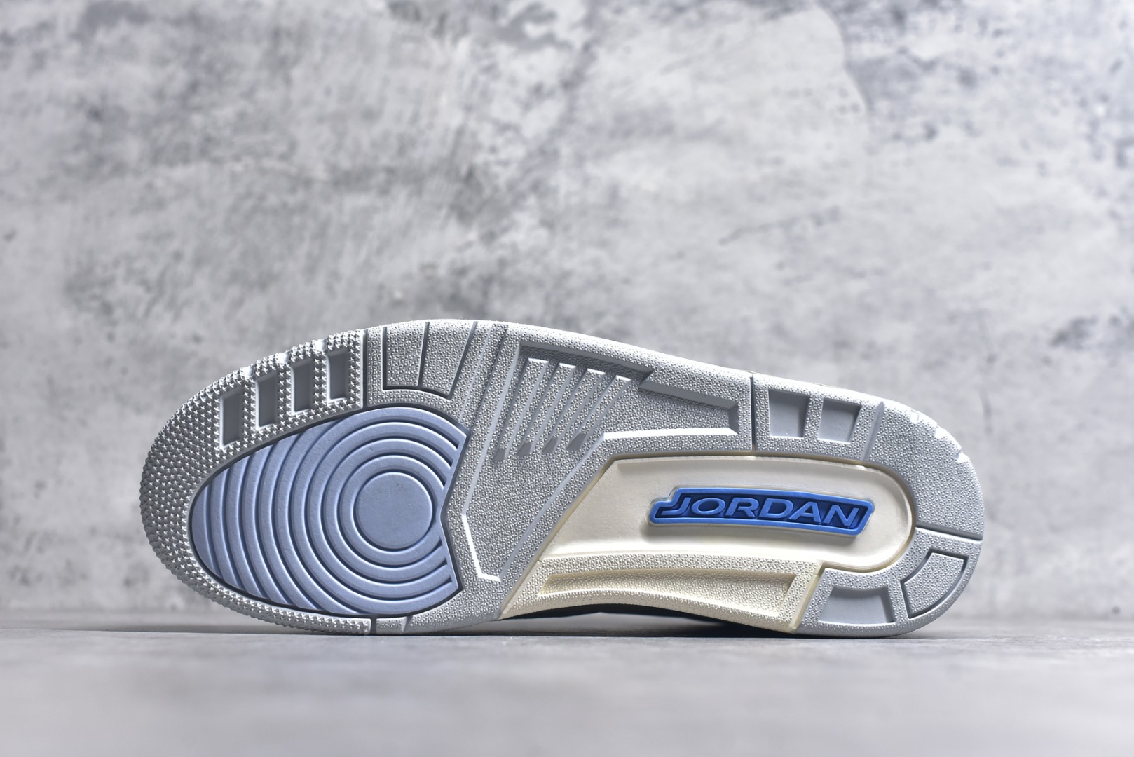 图片[6]-#Air Jordan AJ3 Retro Lucky Shorts 北卡蓝 CT8532-101 圈内最强三代系列 匠心打造 开发时长超过半年 目前可过各类鉴定或无法鉴定 裸鞋随便操作 全套原纸板楦头开发 原厂大底磨具加持立体防滑纹理 原装可视Air Sole气垫 原汁原味最完美的三代版型 唯一正确鞋头趴度弧度高度鞋身腰线 原厂TPU彩虹扎染后跟饰片 正确内里反口里网布 皮料菱角分明不变形无多余毛边 广东原厂zp同批次手工大底描漆拉丝 市场唯一原厂鞋扣模具 原厂织唛标 原厂飞人电绣工艺 尾指中部跳三针 独家绑鞋带手法 印刷中底布 四线拉帮 米色美纹纸贴合固定 进口港宝加持 后跟自然饱满 全鞋荧光划线卡点 追求极致完美 每一双都是工艺品 多重QC质检 超越公司货的品控标准 实实在在的免检产品 尺码： 40 40.5 41 42 42.5 43 44 44.5 45 45.5 46 47.5 48.5-选品中心