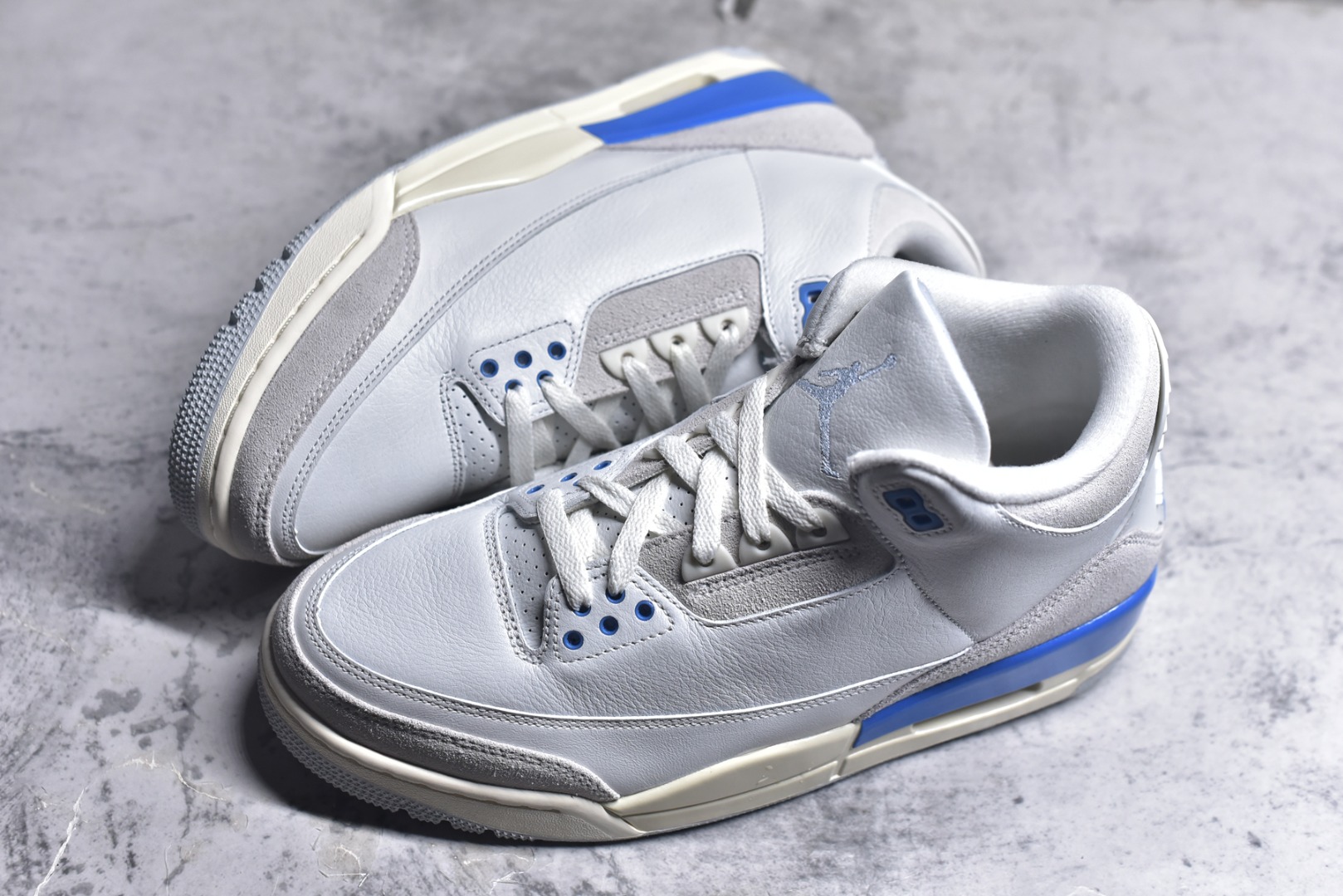 图片[7]-#Air Jordan AJ3 Retro Lucky Shorts 北卡蓝 CT8532-101 圈内最强三代系列 匠心打造 开发时长超过半年 目前可过各类鉴定或无法鉴定 裸鞋随便操作 全套原纸板楦头开发 原厂大底磨具加持立体防滑纹理 原装可视Air Sole气垫 原汁原味最完美的三代版型 唯一正确鞋头趴度弧度高度鞋身腰线 原厂TPU彩虹扎染后跟饰片 正确内里反口里网布 皮料菱角分明不变形无多余毛边 广东原厂zp同批次手工大底描漆拉丝 市场唯一原厂鞋扣模具 原厂织唛标 原厂飞人电绣工艺 尾指中部跳三针 独家绑鞋带手法 印刷中底布 四线拉帮 米色美纹纸贴合固定 进口港宝加持 后跟自然饱满 全鞋荧光划线卡点 追求极致完美 每一双都是工艺品 多重QC质检 超越公司货的品控标准 实实在在的免检产品 尺码： 40 40.5 41 42 42.5 43 44 44.5 45 45.5 46 47.5 48.5-选品中心