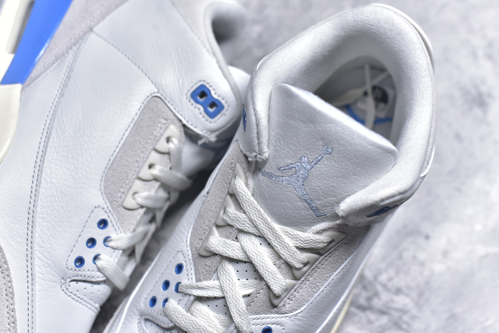 图片[9]-#Air Jordan AJ3 Retro Lucky Shorts 北卡蓝 CT8532-101 圈内最强三代系列 匠心打造 开发时长超过半年 目前可过各类鉴定或无法鉴定 裸鞋随便操作 全套原纸板楦头开发 原厂大底磨具加持立体防滑纹理 原装可视Air Sole气垫 原汁原味最完美的三代版型 唯一正确鞋头趴度弧度高度鞋身腰线 原厂TPU彩虹扎染后跟饰片 正确内里反口里网布 皮料菱角分明不变形无多余毛边 广东原厂zp同批次手工大底描漆拉丝 市场唯一原厂鞋扣模具 原厂织唛标 原厂飞人电绣工艺 尾指中部跳三针 独家绑鞋带手法 印刷中底布 四线拉帮 米色美纹纸贴合固定 进口港宝加持 后跟自然饱满 全鞋荧光划线卡点 追求极致完美 每一双都是工艺品 多重QC质检 超越公司货的品控标准 实实在在的免检产品 尺码： 40 40.5 41 42 42.5 43 44 44.5 45 45.5 46 47.5 48.5-选品中心