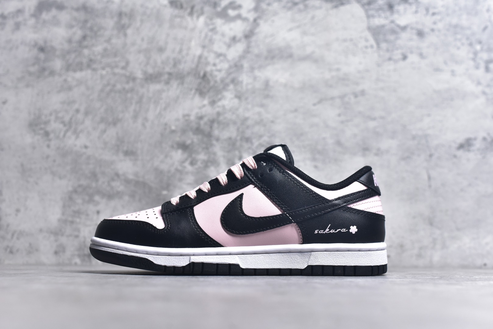 #NK Dunk Low 莓果特调 CW1590-100 定制系列天花板 无原鞋不开发 全系列得物原鞋一比一校对开发 配色持续更新中 终端对接 优势输出 全套原厂楦头原纸板数据档案倾力打造 原汁原味莞产 极致还原 圈内最强针车工艺 高端零售指定版 广东原厂配套原盒原标 鞋盒分三个尺码段 原厂冲刀 超高清洁度 全鞋零毛边皮料切割 采用原厂百宏鞋带以及原厂百宏织唛舌标 内标可供原厂几率过验 进口原装条纹中底布 四线拉帮白色点胶 原厂拉帮手法遵循公司 原厂电绣 极致还原 尺码：35.5 36 36.5 37.5 38 38.5 39 40-选品中心