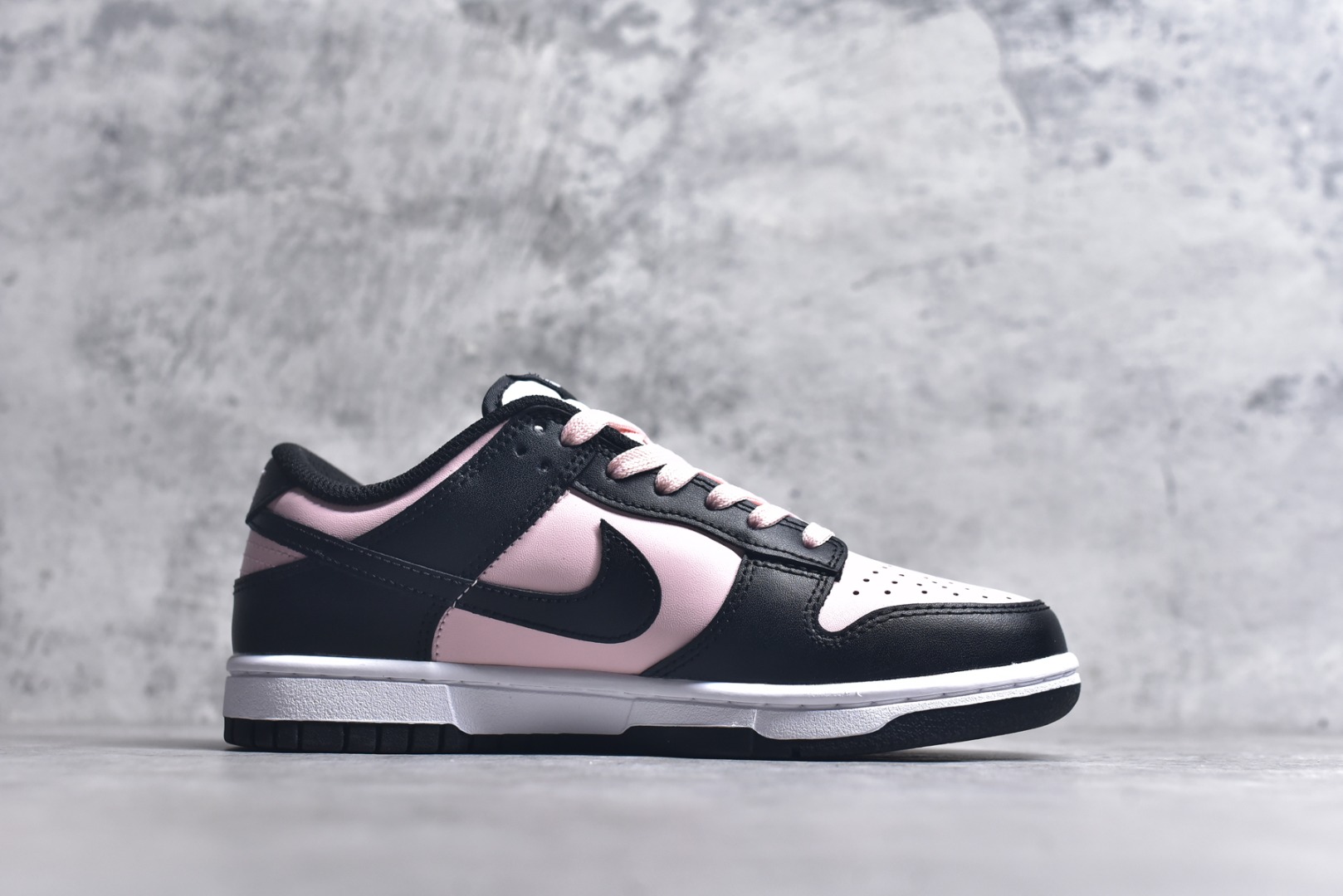 图片[3]-#NK Dunk Low 莓果特调 CW1590-100 定制系列天花板 无原鞋不开发 全系列得物原鞋一比一校对开发 配色持续更新中 终端对接 优势输出 全套原厂楦头原纸板数据档案倾力打造 原汁原味莞产 极致还原 圈内最强针车工艺 高端零售指定版 广东原厂配套原盒原标 鞋盒分三个尺码段 原厂冲刀 超高清洁度 全鞋零毛边皮料切割 采用原厂百宏鞋带以及原厂百宏织唛舌标 内标可供原厂几率过验 进口原装条纹中底布 四线拉帮白色点胶 原厂拉帮手法遵循公司 原厂电绣 极致还原 尺码：35.5 36 36.5 37.5 38 38.5 39 40-选品中心