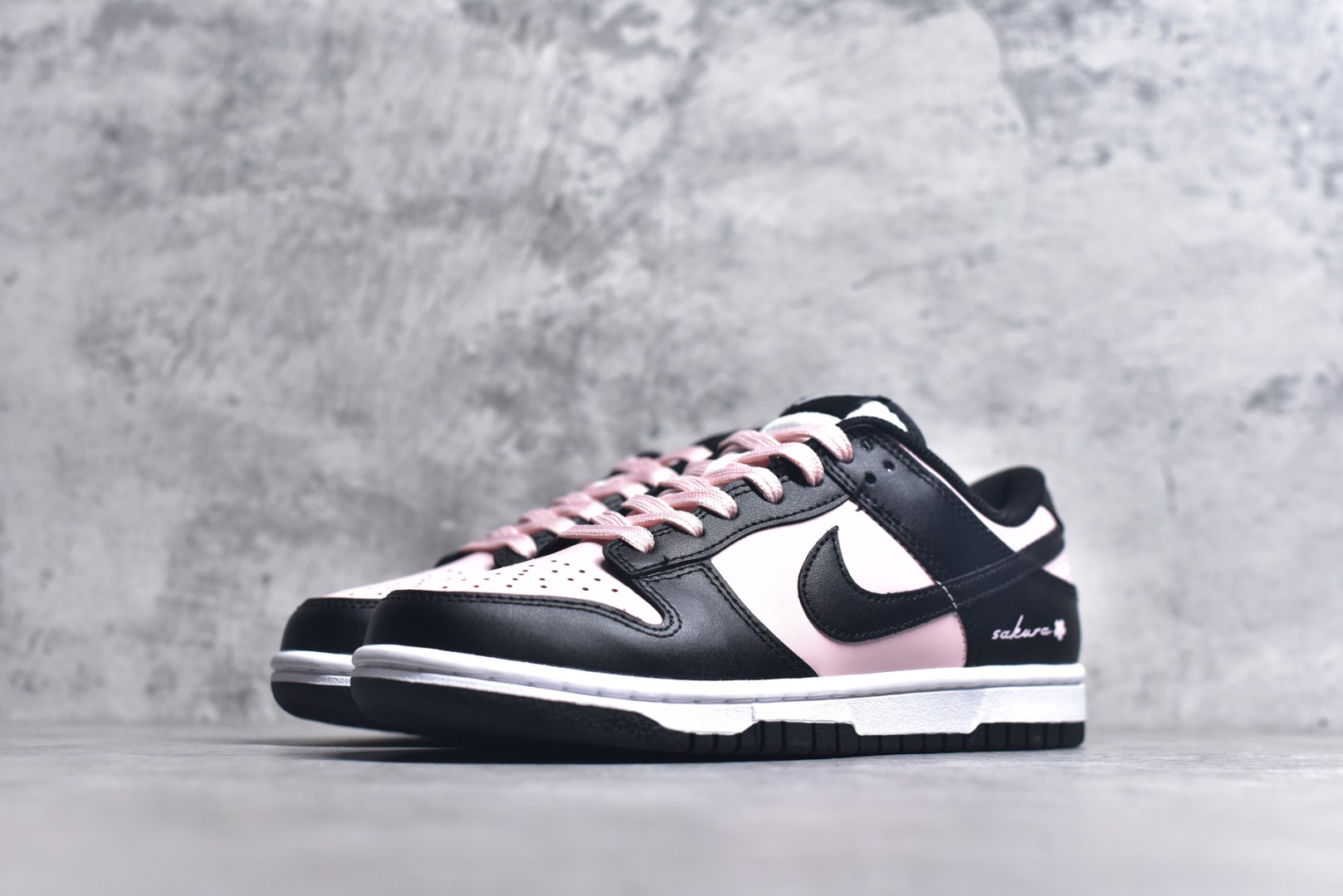 图片[2]-#NK Dunk Low 莓果特调 CW1590-100 定制系列天花板 无原鞋不开发 全系列得物原鞋一比一校对开发 配色持续更新中 终端对接 优势输出 全套原厂楦头原纸板数据档案倾力打造 原汁原味莞产 极致还原 圈内最强针车工艺 高端零售指定版 广东原厂配套原盒原标 鞋盒分三个尺码段 原厂冲刀 超高清洁度 全鞋零毛边皮料切割 采用原厂百宏鞋带以及原厂百宏织唛舌标 内标可供原厂几率过验 进口原装条纹中底布 四线拉帮白色点胶 原厂拉帮手法遵循公司 原厂电绣 极致还原 尺码：35.5 36 36.5 37.5 38 38.5 39 40-选品中心