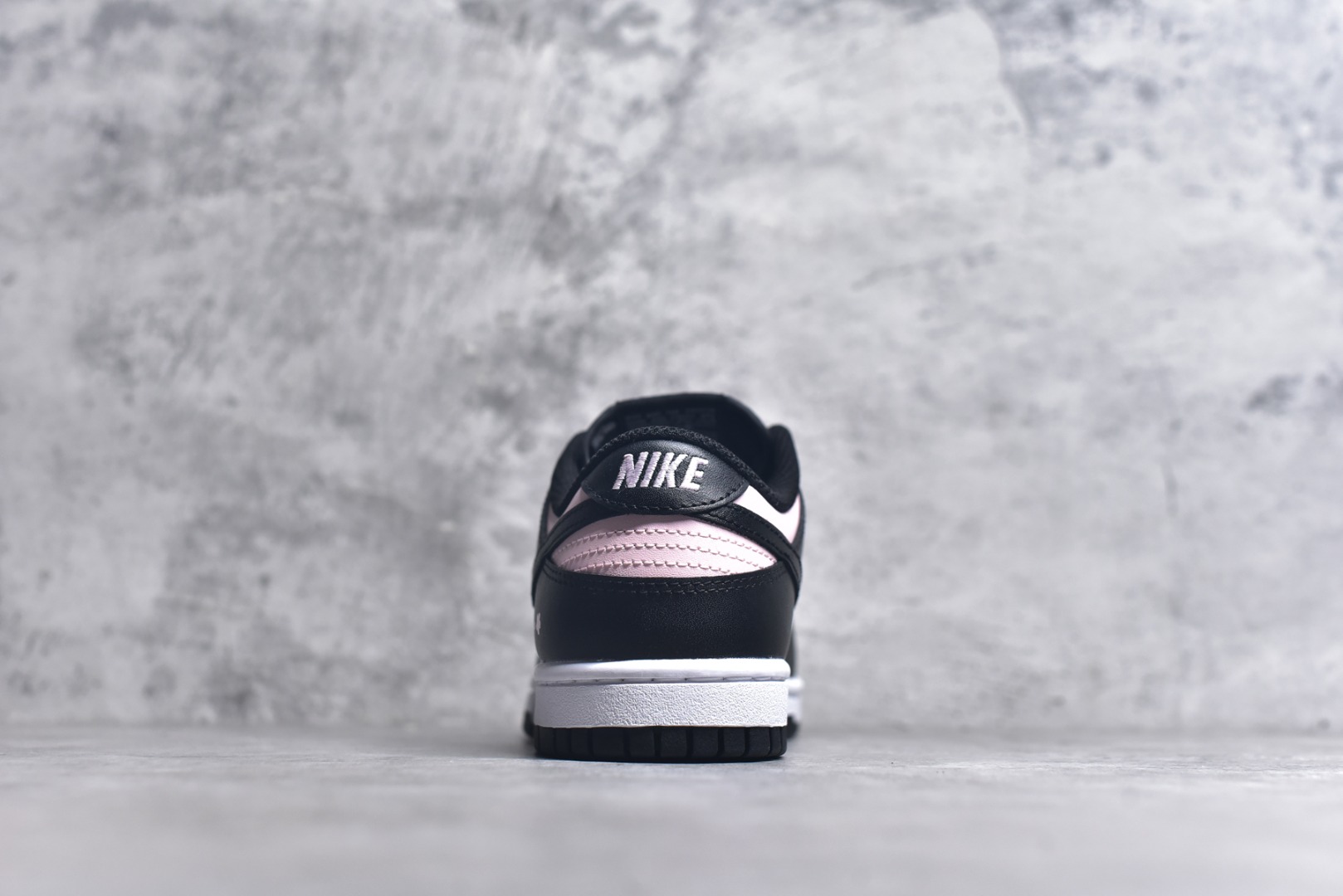 图片[5]-#NK Dunk Low 莓果特调 CW1590-100 定制系列天花板 无原鞋不开发 全系列得物原鞋一比一校对开发 配色持续更新中 终端对接 优势输出 全套原厂楦头原纸板数据档案倾力打造 原汁原味莞产 极致还原 圈内最强针车工艺 高端零售指定版 广东原厂配套原盒原标 鞋盒分三个尺码段 原厂冲刀 超高清洁度 全鞋零毛边皮料切割 采用原厂百宏鞋带以及原厂百宏织唛舌标 内标可供原厂几率过验 进口原装条纹中底布 四线拉帮白色点胶 原厂拉帮手法遵循公司 原厂电绣 极致还原 尺码：35.5 36 36.5 37.5 38 38.5 39 40-选品中心