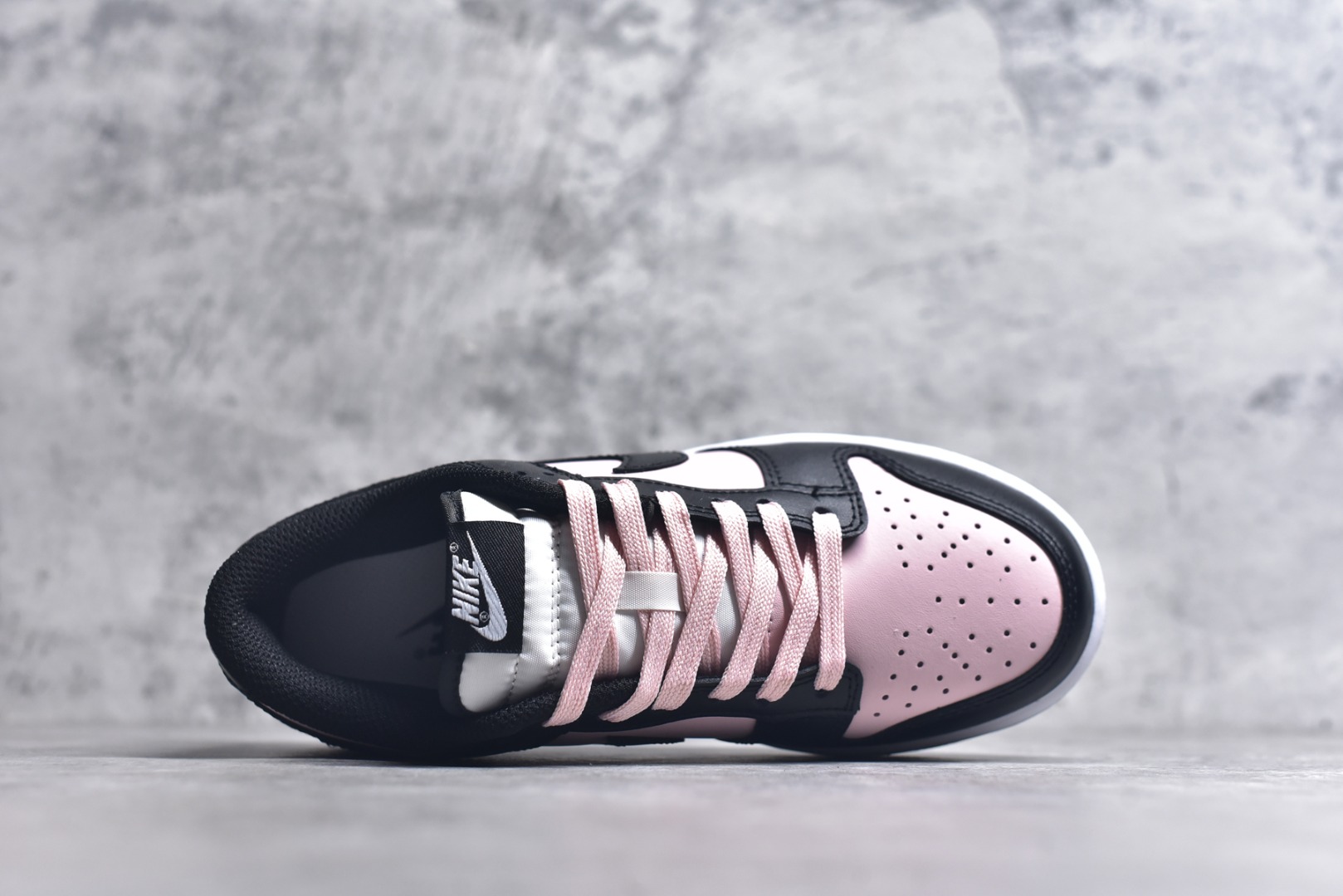 图片[4]-#NK Dunk Low 莓果特调 CW1590-100 定制系列天花板 无原鞋不开发 全系列得物原鞋一比一校对开发 配色持续更新中 终端对接 优势输出 全套原厂楦头原纸板数据档案倾力打造 原汁原味莞产 极致还原 圈内最强针车工艺 高端零售指定版 广东原厂配套原盒原标 鞋盒分三个尺码段 原厂冲刀 超高清洁度 全鞋零毛边皮料切割 采用原厂百宏鞋带以及原厂百宏织唛舌标 内标可供原厂几率过验 进口原装条纹中底布 四线拉帮白色点胶 原厂拉帮手法遵循公司 原厂电绣 极致还原 尺码：35.5 36 36.5 37.5 38 38.5 39 40-选品中心