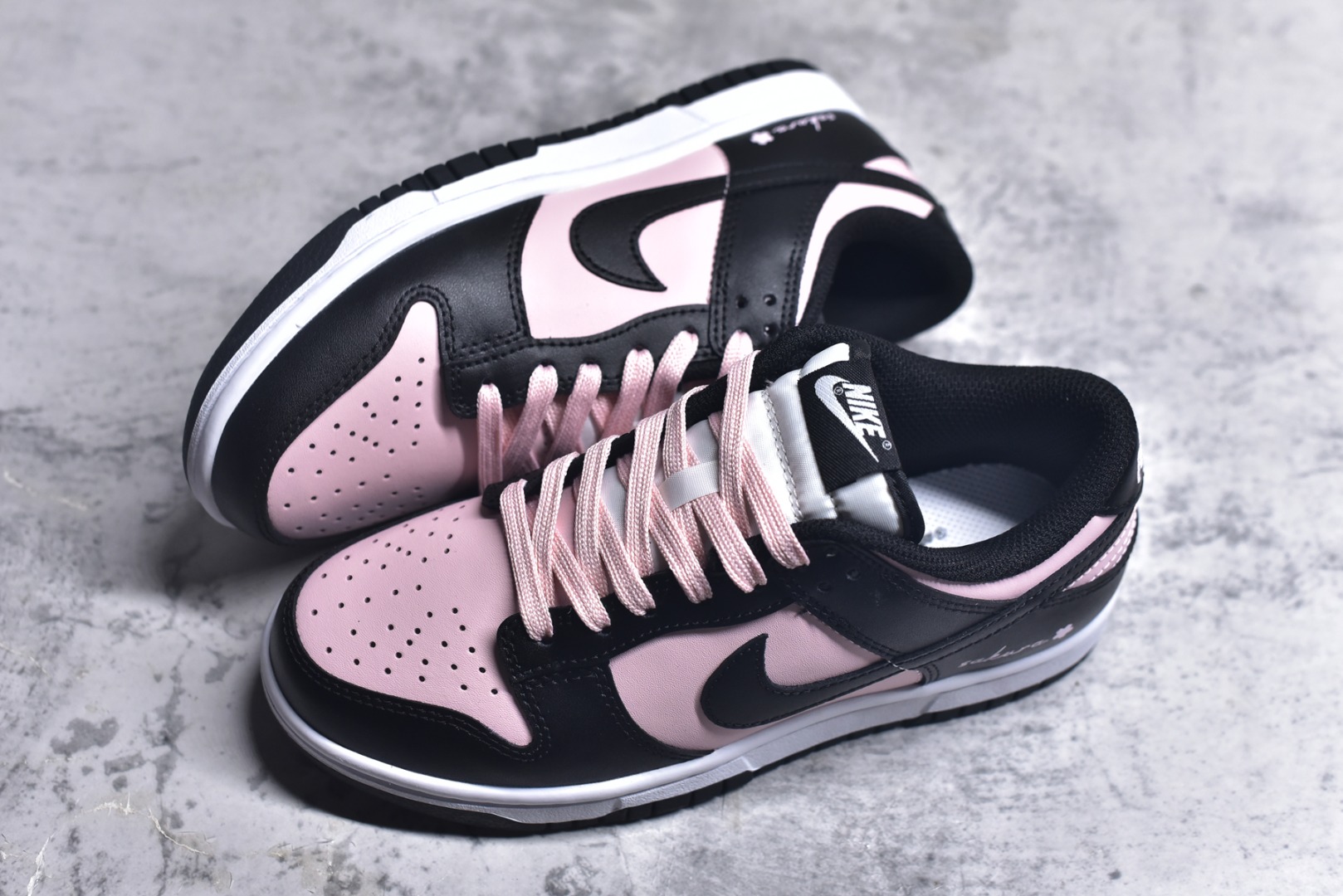 图片[7]-#NK Dunk Low 莓果特调 CW1590-100 定制系列天花板 无原鞋不开发 全系列得物原鞋一比一校对开发 配色持续更新中 终端对接 优势输出 全套原厂楦头原纸板数据档案倾力打造 原汁原味莞产 极致还原 圈内最强针车工艺 高端零售指定版 广东原厂配套原盒原标 鞋盒分三个尺码段 原厂冲刀 超高清洁度 全鞋零毛边皮料切割 采用原厂百宏鞋带以及原厂百宏织唛舌标 内标可供原厂几率过验 进口原装条纹中底布 四线拉帮白色点胶 原厂拉帮手法遵循公司 原厂电绣 极致还原 尺码：35.5 36 36.5 37.5 38 38.5 39 40-选品中心