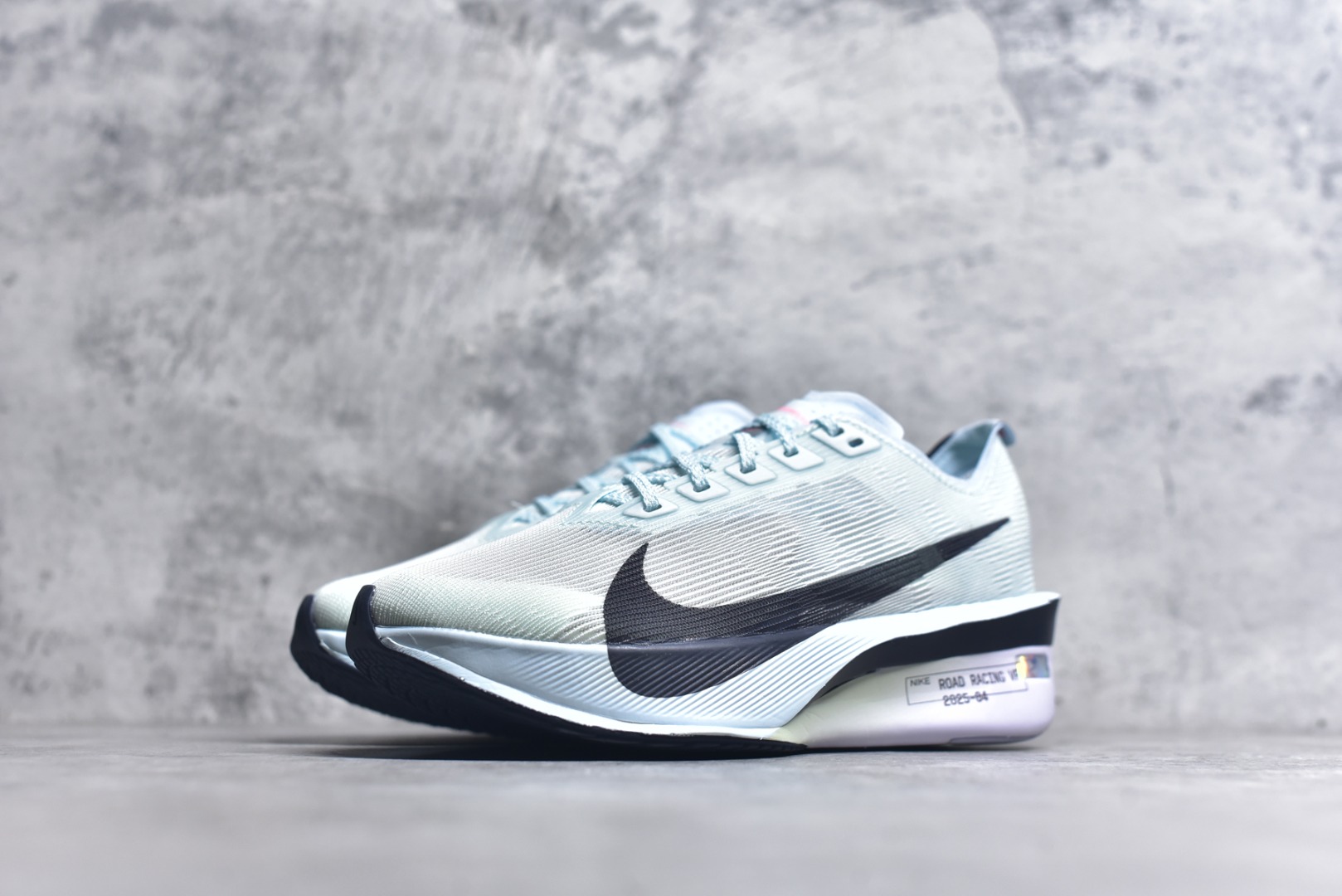 图片[2]-#Jakob A. Ingebrigtsen x NK Zoom VaporFly Next 4% 舒适百搭透气回弹低帮短跑马拉松跑步鞋 HF6412-400 泰光Zp特供批次 市面唯一支持实战的跑鞋 原档案数据原厂网纱 正确高频花纹 前后掌内置Zoom Air气垫 原装MD大底 脚感完美还原 原盒原配 QC检验、钢印 俱全 原底科技 同步原版 脚感堪比Boost 采用精致醒目设计，精准诠释雅各布·因格布里格森的风格，聚焦他的核心信念：家庭与夺冠。该鞋款在前代鞋款的基础上减轻重量，但不影响性能表现。碳纤维 Flyplate 结合出众回弹的ZoomX泡绵中底，缔造比赛日佳选，令你快意难挡，疾速冲刺。这款公路竞速跑步鞋具备匠心品质，无论是日常畅跑还是马拉松，皆可轻松驾驭，是雅各布的信赖之选。尺码：36 36.5 37.5 38 38.5 39 40 40.5 41 42 42.5 43 44 44.5 45-选品中心