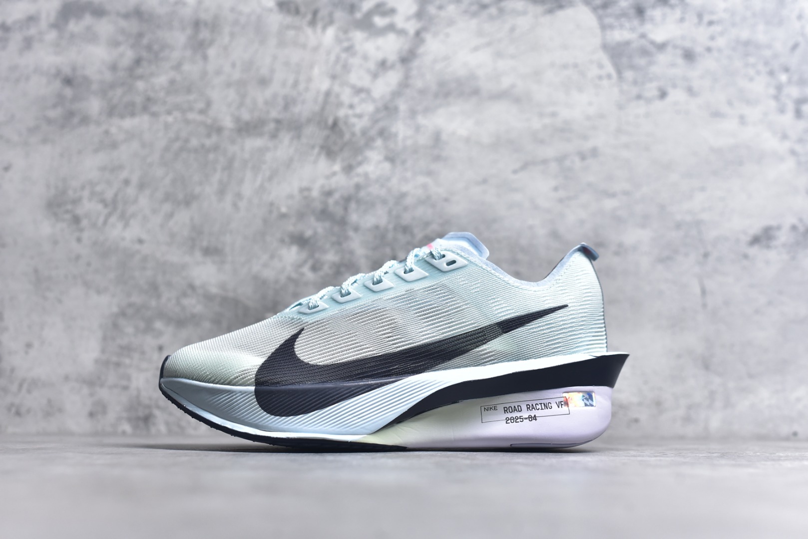 #Jakob A. Ingebrigtsen x NK Zoom VaporFly Next 4% 舒适百搭透气回弹低帮短跑马拉松跑步鞋 HF6412-400 泰光Zp特供批次 市面唯一支持实战的跑鞋 原档案数据原厂网纱 正确高频花纹 前后掌内置Zoom Air气垫 原装MD大底 脚感完美还原 原盒原配 QC检验、钢印 俱全 原底科技 同步原版 脚感堪比Boost 采用精致醒目设计，精准诠释雅各布·因格布里格森的风格，聚焦他的核心信念：家庭与夺冠。该鞋款在前代鞋款的基础上减轻重量，但不影响性能表现。碳纤维 Flyplate 结合出众回弹的ZoomX泡绵中底，缔造比赛日佳选，令你快意难挡，疾速冲刺。这款公路竞速跑步鞋具备匠心品质，无论是日常畅跑还是马拉松，皆可轻松驾驭，是雅各布的信赖之选。尺码：36 36.5 37.5 38 38.5 39 40 40.5 41 42 42.5 43 44 44.5 45-选品中心