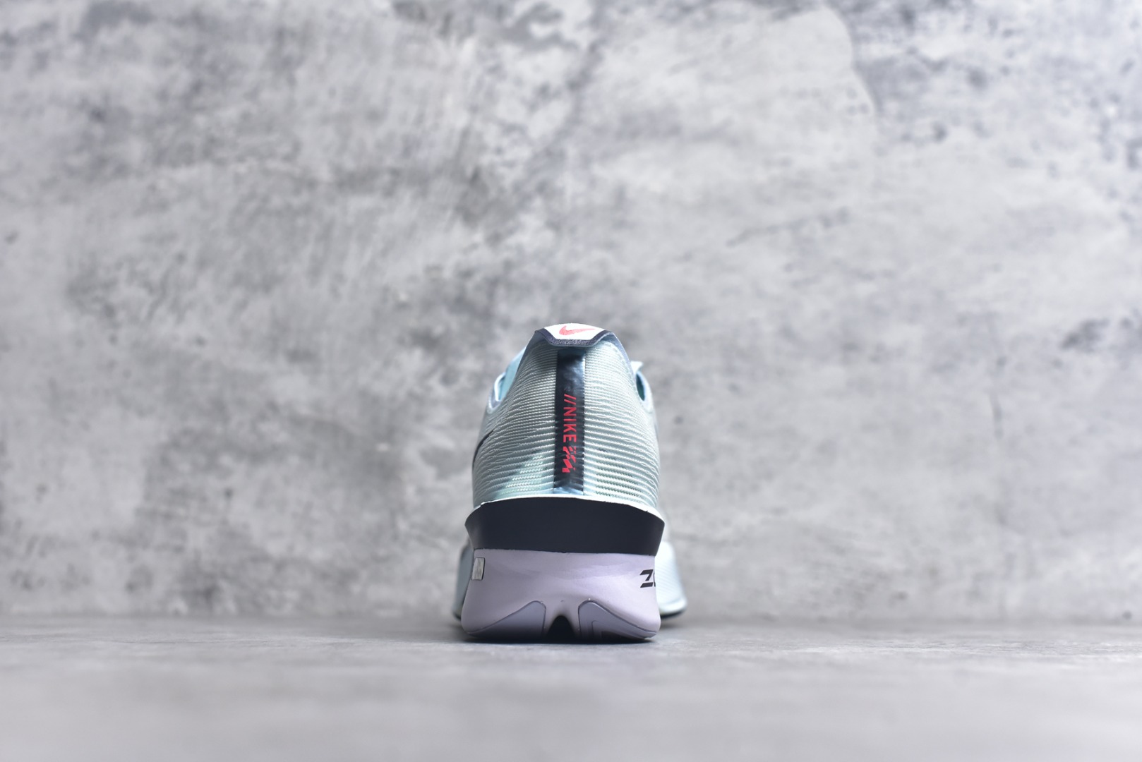 图片[5]-#Jakob A. Ingebrigtsen x NK Zoom VaporFly Next 4% 舒适百搭透气回弹低帮短跑马拉松跑步鞋 HF6412-400 泰光Zp特供批次 市面唯一支持实战的跑鞋 原档案数据原厂网纱 正确高频花纹 前后掌内置Zoom Air气垫 原装MD大底 脚感完美还原 原盒原配 QC检验、钢印 俱全 原底科技 同步原版 脚感堪比Boost 采用精致醒目设计，精准诠释雅各布·因格布里格森的风格，聚焦他的核心信念：家庭与夺冠。该鞋款在前代鞋款的基础上减轻重量，但不影响性能表现。碳纤维 Flyplate 结合出众回弹的ZoomX泡绵中底，缔造比赛日佳选，令你快意难挡，疾速冲刺。这款公路竞速跑步鞋具备匠心品质，无论是日常畅跑还是马拉松，皆可轻松驾驭，是雅各布的信赖之选。尺码：36 36.5 37.5 38 38.5 39 40 40.5 41 42 42.5 43 44 44.5 45-选品中心