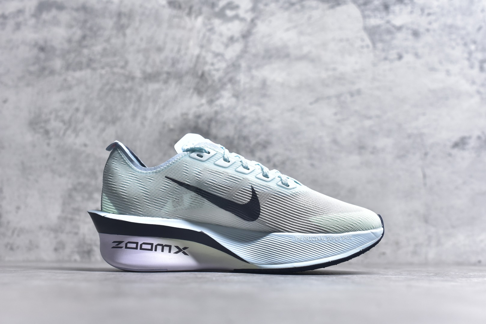 图片[3]-#Jakob A. Ingebrigtsen x NK Zoom VaporFly Next 4% 舒适百搭透气回弹低帮短跑马拉松跑步鞋 HF6412-400 泰光Zp特供批次 市面唯一支持实战的跑鞋 原档案数据原厂网纱 正确高频花纹 前后掌内置Zoom Air气垫 原装MD大底 脚感完美还原 原盒原配 QC检验、钢印 俱全 原底科技 同步原版 脚感堪比Boost 采用精致醒目设计，精准诠释雅各布·因格布里格森的风格，聚焦他的核心信念：家庭与夺冠。该鞋款在前代鞋款的基础上减轻重量，但不影响性能表现。碳纤维 Flyplate 结合出众回弹的ZoomX泡绵中底，缔造比赛日佳选，令你快意难挡，疾速冲刺。这款公路竞速跑步鞋具备匠心品质，无论是日常畅跑还是马拉松，皆可轻松驾驭，是雅各布的信赖之选。尺码：36 36.5 37.5 38 38.5 39 40 40.5 41 42 42.5 43 44 44.5 45-选品中心