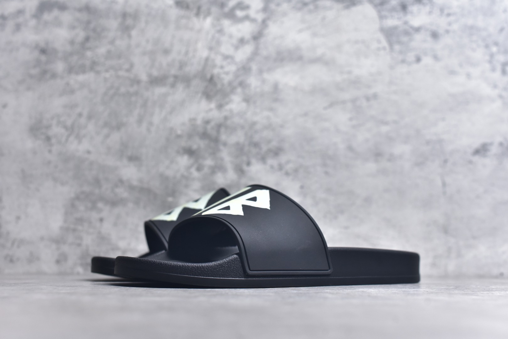 图片[2]-#Balenciaga 巴黎世家拖鞋 2025最新版印花 潮流到没边 原鞋购入开发 官方正确版 原装级头层牛皮 1：1裁剪 鞋面3D打印logo 凹凸感明显 原版一致细节 全码齐全 尺码：39 40 41 42 43 44 45 46-选品中心