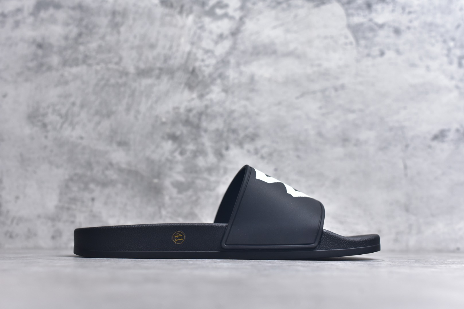 图片[3]-#Balenciaga 巴黎世家拖鞋 2025最新版印花 潮流到没边 原鞋购入开发 官方正确版 原装级头层牛皮 1：1裁剪 鞋面3D打印logo 凹凸感明显 原版一致细节 全码齐全 尺码：39 40 41 42 43 44 45 46-选品中心