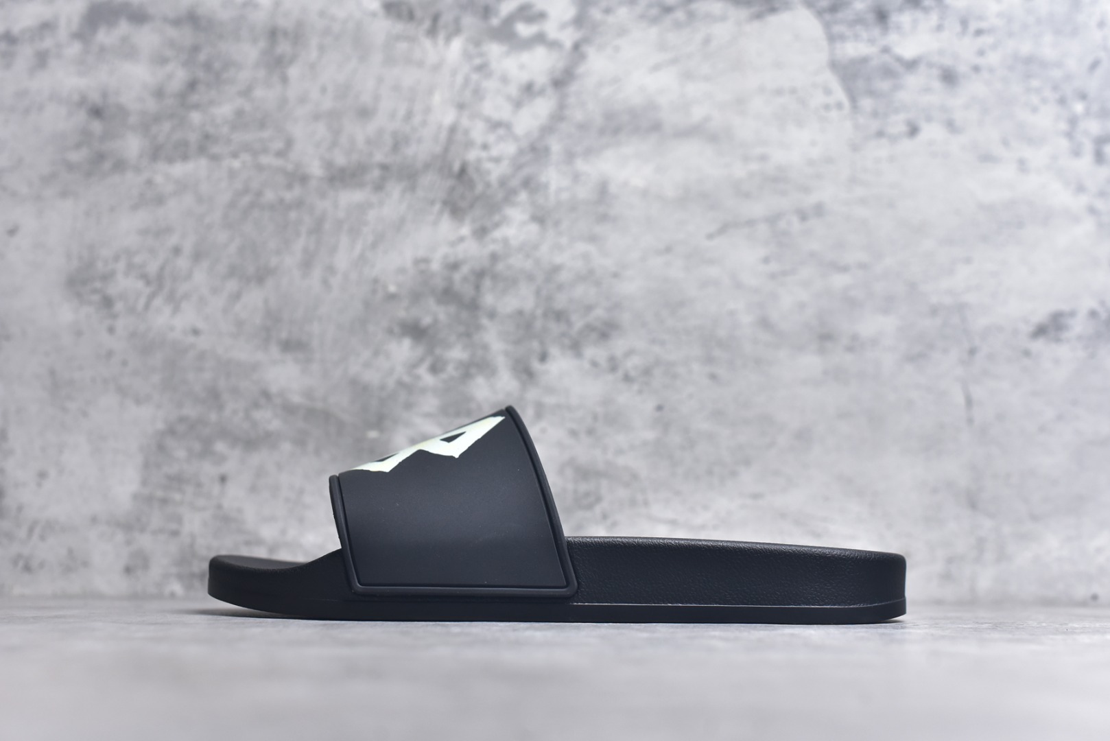 #Balenciaga 巴黎世家拖鞋 2025最新版印花 潮流到没边 原鞋购入开发 官方正确版 原装级头层牛皮 1：1裁剪 鞋面3D打印logo 凹凸感明显 原版一致细节 全码齐全 尺码：39 40 41 42 43 44 45 46-选品中心