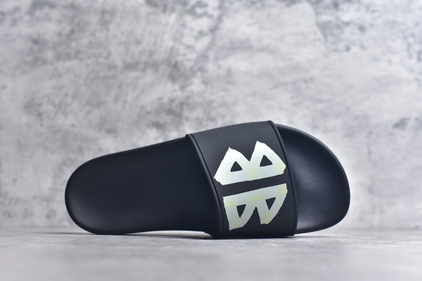 图片[4]-#Balenciaga 巴黎世家拖鞋 2025最新版印花 潮流到没边 原鞋购入开发 官方正确版 原装级头层牛皮 1：1裁剪 鞋面3D打印logo 凹凸感明显 原版一致细节 全码齐全 尺码：39 40 41 42 43 44 45 46-选品中心