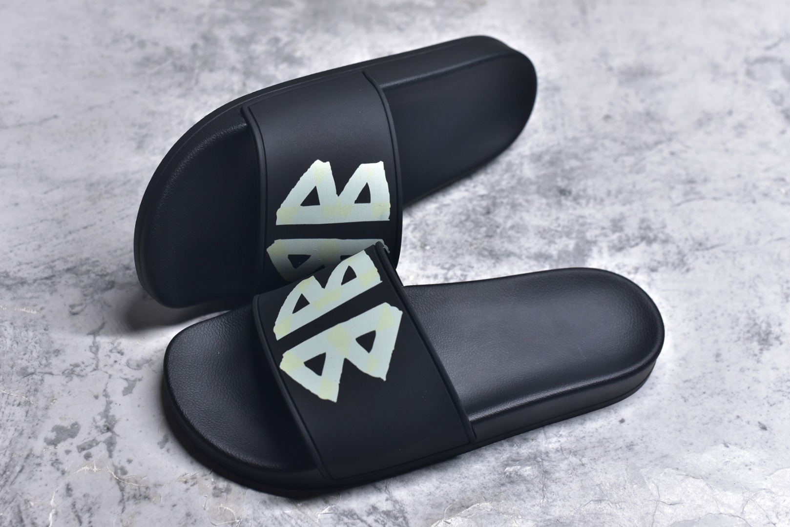 图片[7]-#Balenciaga 巴黎世家拖鞋 2025最新版印花 潮流到没边 原鞋购入开发 官方正确版 原装级头层牛皮 1：1裁剪 鞋面3D打印logo 凹凸感明显 原版一致细节 全码齐全 尺码：39 40 41 42 43 44 45 46-选品中心