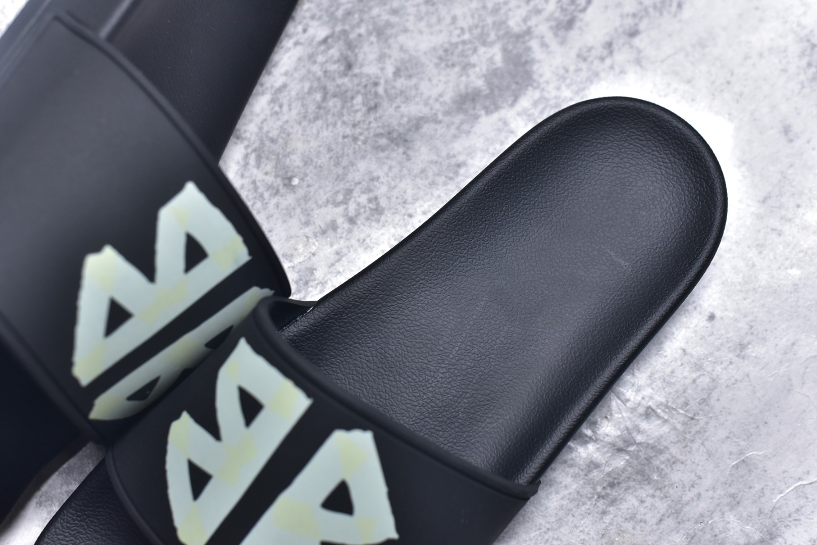 图片[9]-#Balenciaga 巴黎世家拖鞋 2025最新版印花 潮流到没边 原鞋购入开发 官方正确版 原装级头层牛皮 1：1裁剪 鞋面3D打印logo 凹凸感明显 原版一致细节 全码齐全 尺码：39 40 41 42 43 44 45 46-选品中心