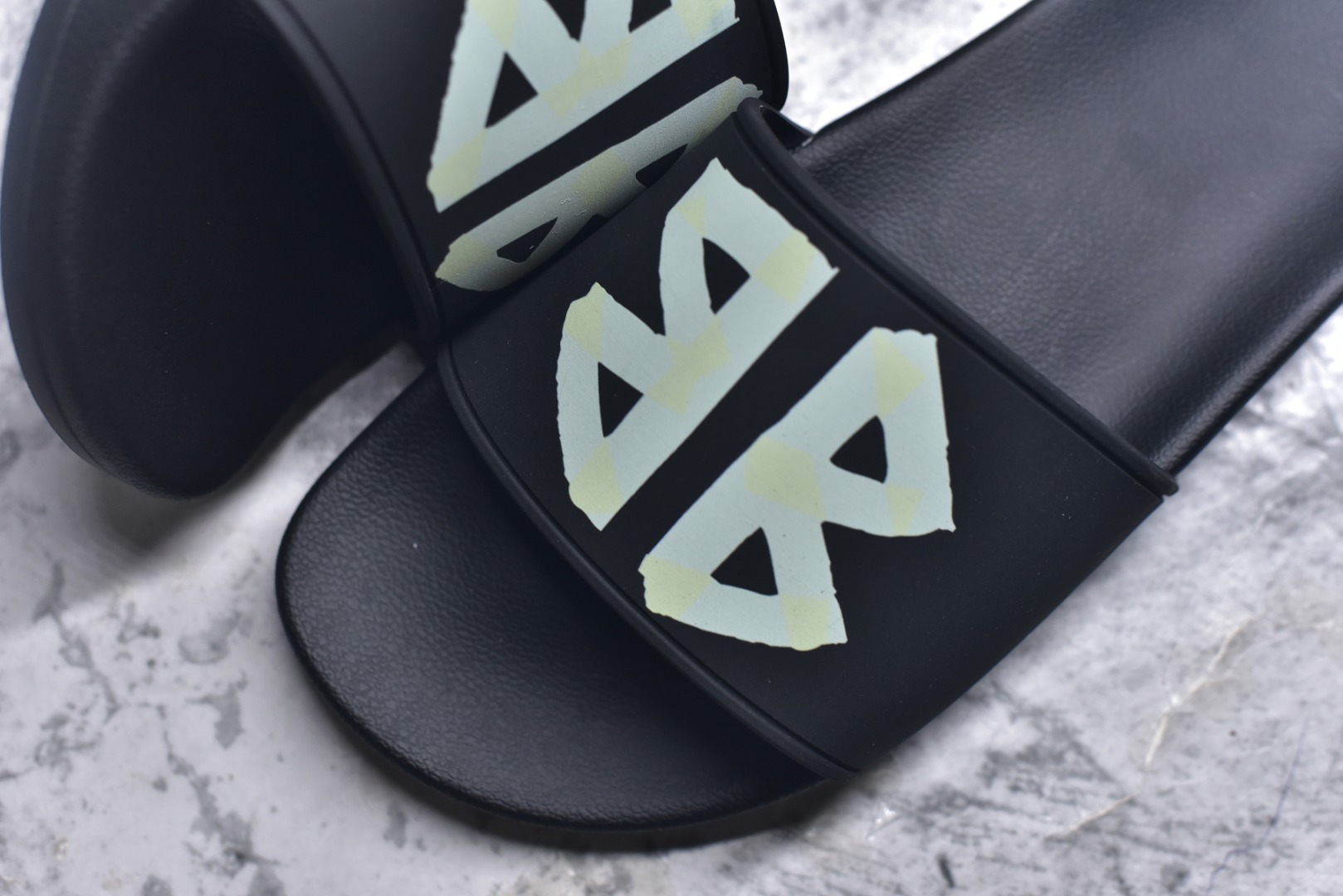 图片[8]-#Balenciaga 巴黎世家拖鞋 2025最新版印花 潮流到没边 原鞋购入开发 官方正确版 原装级头层牛皮 1：1裁剪 鞋面3D打印logo 凹凸感明显 原版一致细节 全码齐全 尺码：39 40 41 42 43 44 45 46-选品中心