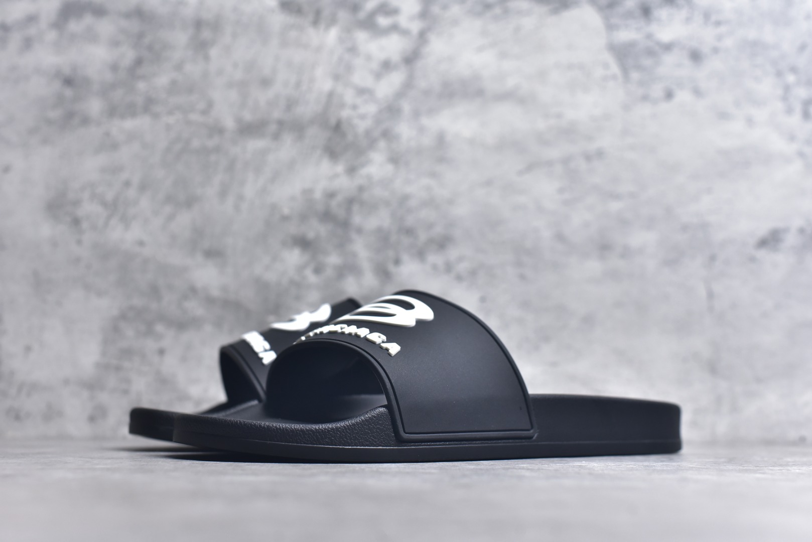图片[2]-#Balenciaga 巴黎世家拖鞋 2025最新版印花 潮流到没边 原鞋购入开发 官方正确版 原装级头层牛皮 1：1裁剪 鞋面3D打印logo 凹凸感明显 原版一致细节 全码齐全 尺码：39 40 41 42 43 44 45 46-选品中心