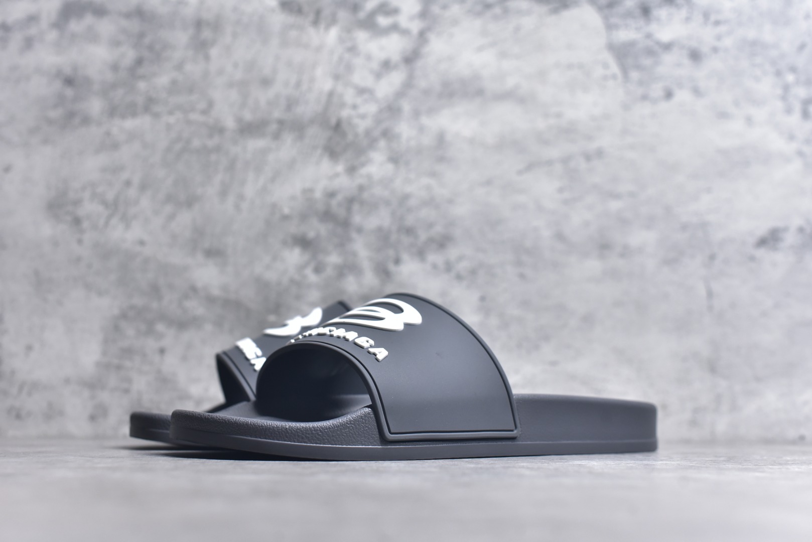 图片[2]-#Balenciaga 巴黎世家拖鞋 2025最新版印花 潮流到没边 原鞋购入开发 官方正确版 原装级头层牛皮 1：1裁剪 鞋面3D打印logo 凹凸感明显 原版一致细节 全码齐全 尺码：39 40 41 42 43 44 45 46-选品中心
