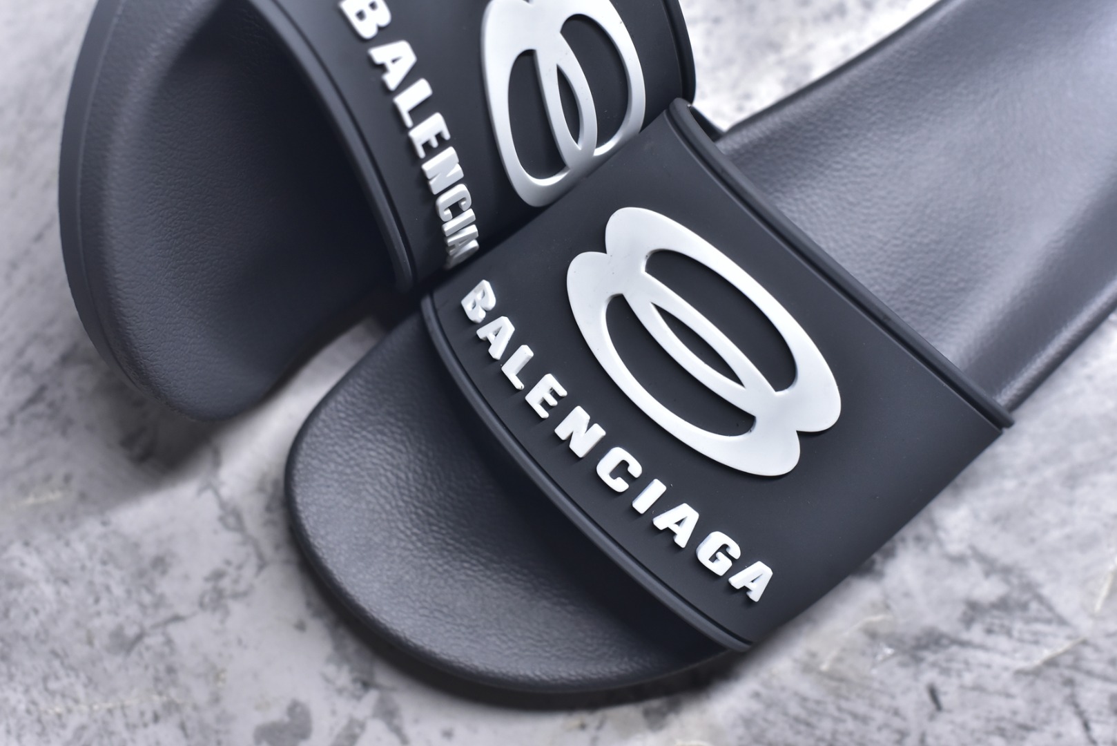图片[8]-#Balenciaga 巴黎世家拖鞋 2025最新版印花 潮流到没边 原鞋购入开发 官方正确版 原装级头层牛皮 1：1裁剪 鞋面3D打印logo 凹凸感明显 原版一致细节 全码齐全 尺码：39 40 41 42 43 44 45 46-选品中心