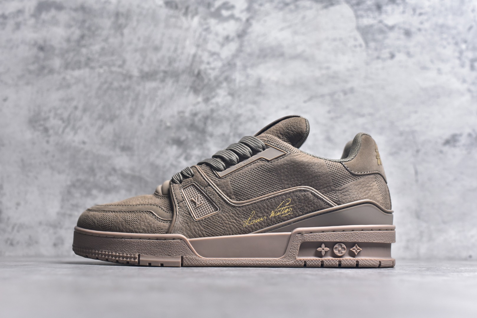 #驴家LV Trainer 原版完美楦型 东莞大厂出产 品控胜过市面百分之95 原版正确TPU大底 标准原版大底克重152k 独家底磨 实物到手质感重量完全区别与市面版本。 开发费5w+ 质感媲美原版 密集度超高 区别于同行色泽质感 意大利进口头层一刀切小牛皮 皮料厚实度韧性高于市面 原版垫脚聚米微料加透气英伦网布 都是按正品一比一打造开发 不偷半点料 不掺半点假 细节原版一致 可对比 全包套原版包装配件 目前市面一梯队级别 ⚠市场太杂请注意混卖版本 可区别材料 版型 质感 包装配件 一切肉眼可见的细节。 尺码男鞋 39 40 41 42 43 44 45 46-选品中心