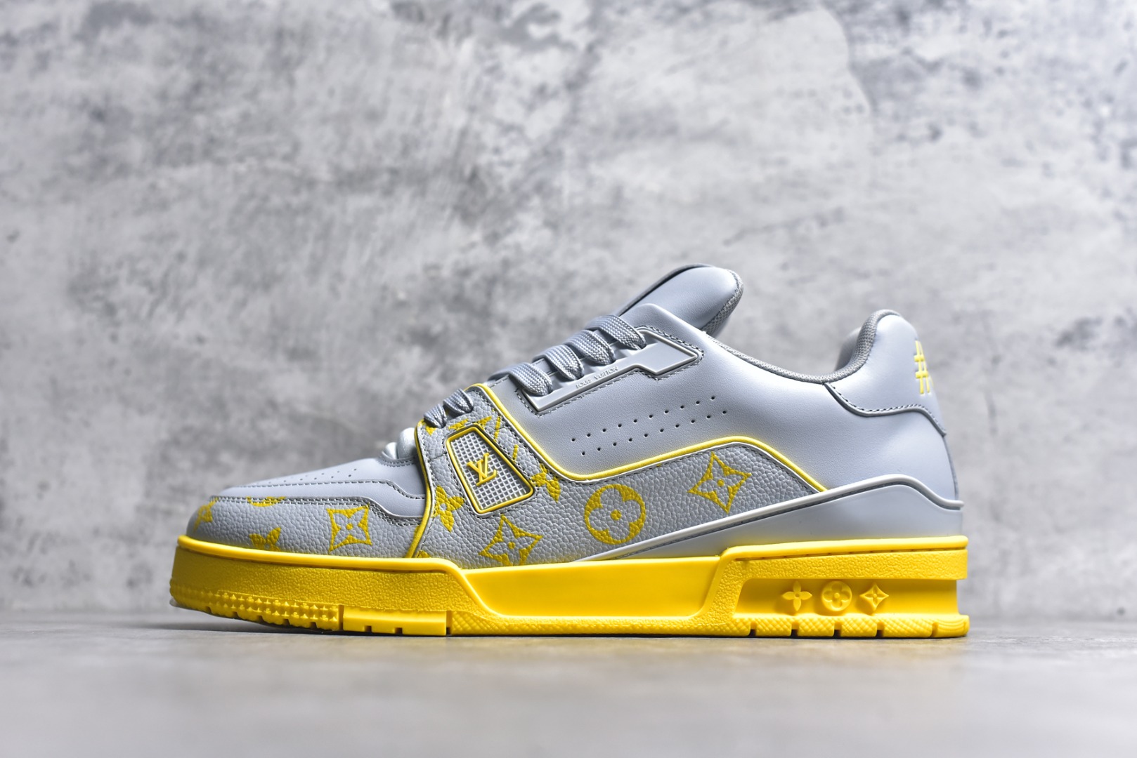 #驴家LV Trainer 原版完美楦型 东莞大厂出产 品控胜过市面百分之95 原版正确TPU大底 标准原版大底克重152k 独家底磨 实物到手质感重量完全区别与市面版本。 开发费5w+ 质感媲美原版 密集度超高 区别于同行色泽质感 意大利进口头层一刀切小牛皮 皮料厚实度韧性高于市面 原版垫脚聚米微料加透气英伦网布 都是按正品一比一打造开发 不偷半点料 不掺半点假 细节原版一致 可对比 全包套原版包装配件 目前市面一梯队级别 ⚠市场太杂请注意混卖版本 可区别材料 版型 质感 包装配件 一切肉眼可见的细节。 尺码男鞋 39 40 41 42 43 44 45 46-选品中心