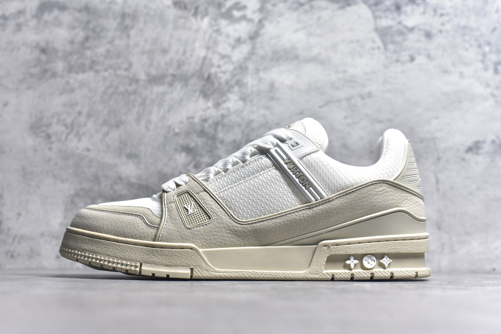 #驴家LV Trainer 原版完美楦型 东莞大厂出产 品控胜过市面百分之95 原版正确TPU大底 标准原版大底克重152k 独家底磨 实物到手质感重量完全区别与市面版本。 开发费5w+ 质感媲美原版 密集度超高 区别于同行色泽质感 意大利进口头层一刀切小牛皮 皮料厚实度韧性高于市面 原版垫脚聚米微料加透气英伦网布 都是按正品一比一打造开发 不偷半点料 不掺半点假 细节原版一致 可对比 全包套原版包装配件 目前市面一梯队级别 ⚠市场太杂请注意混卖版本 可区别材料 版型 质感 包装配件 一切肉眼可见的细节。 尺码男鞋 39 40 41 42 43 44 45 46-选品中心