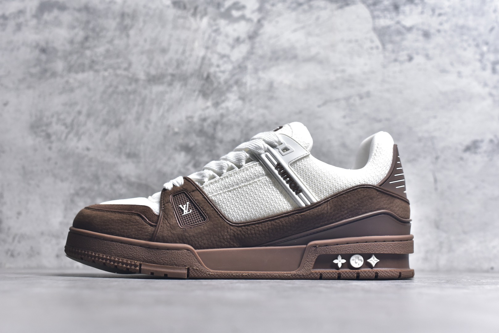 #驴家LV Trainer 原版完美楦型 东莞大厂出产 品控胜过市面百分之95 原版正确TPU大底 标准原版大底克重152k 独家底磨 实物到手质感重量完全区别与市面版本。 开发费5w+ 质感媲美原版 密集度超高 区别于同行色泽质感 意大利进口头层一刀切小牛皮 皮料厚实度韧性高于市面 原版垫脚聚米微料加透气英伦网布 都是按正品一比一打造开发 不偷半点料 不掺半点假 细节原版一致 可对比 全包套原版包装配件 目前市面一梯队级别 ⚠市场太杂请注意混卖版本 可区别材料 版型 质感 包装配件 一切肉眼可见的细节。 尺码男鞋 39 40 41 42 43 44 45 46-选品中心