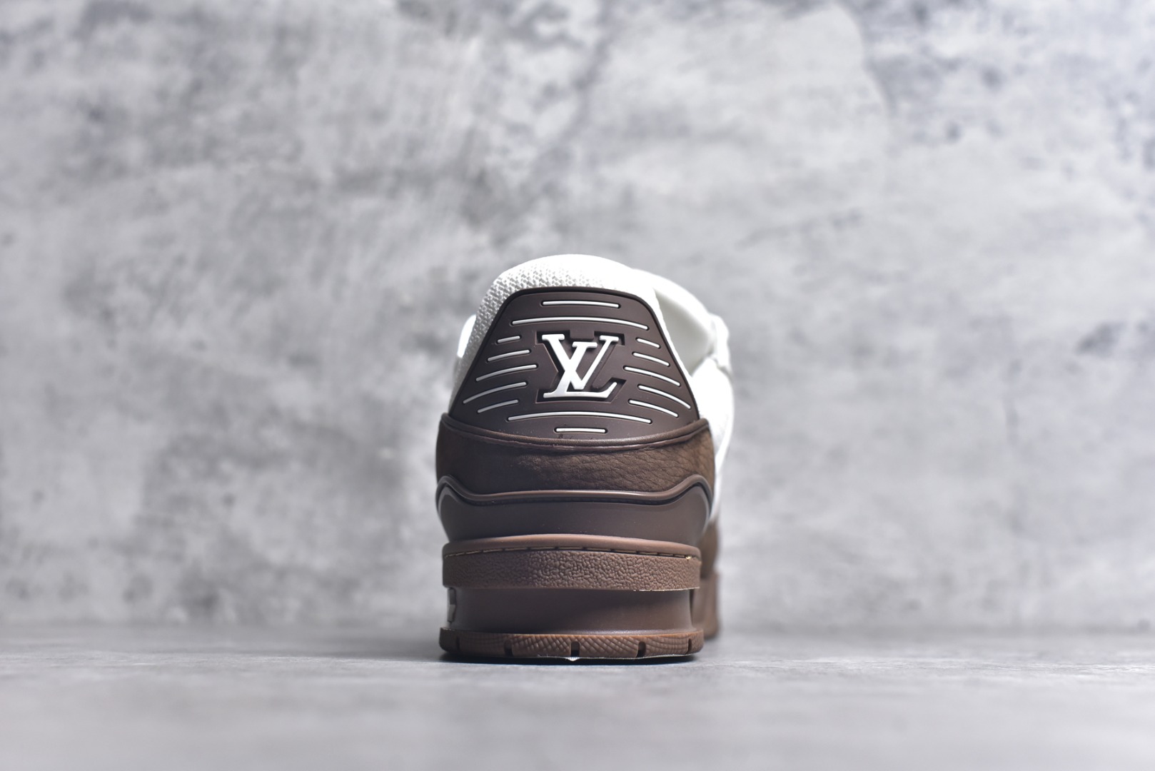 图片[5]-#驴家LV Trainer 原版完美楦型 东莞大厂出产 品控胜过市面百分之95 原版正确TPU大底 标准原版大底克重152k 独家底磨 实物到手质感重量完全区别与市面版本。 开发费5w+ 质感媲美原版 密集度超高 区别于同行色泽质感 意大利进口头层一刀切小牛皮 皮料厚实度韧性高于市面 原版垫脚聚米微料加透气英伦网布 都是按正品一比一打造开发 不偷半点料 不掺半点假 细节原版一致 可对比 全包套原版包装配件 目前市面一梯队级别 ⚠市场太杂请注意混卖版本 可区别材料 版型 质感 包装配件 一切肉眼可见的细节。 尺码男鞋 39 40 41 42 43 44 45 46-选品中心