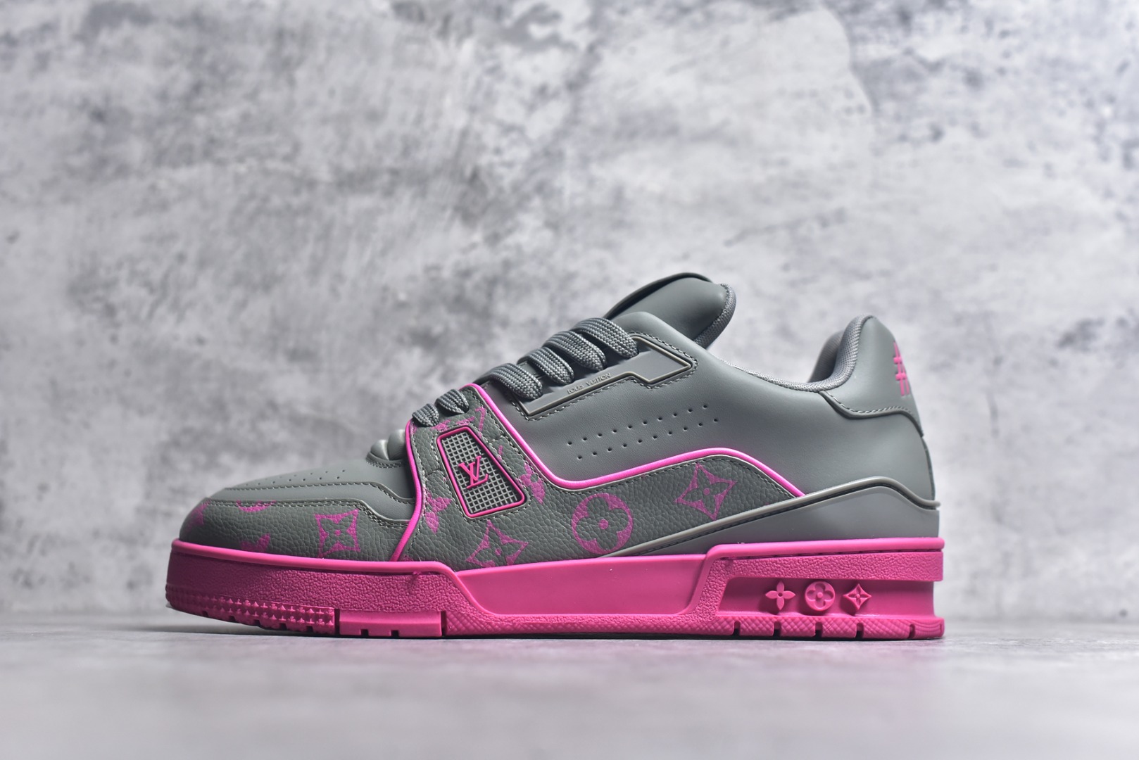 #驴家LV Trainer 原版完美楦型 东莞大厂出产 品控胜过市面百分之95 原版正确TPU大底 标准原版大底克重152k 独家底磨 实物到手质感重量完全区别与市面版本。 开发费5w+ 质感媲美原版 密集度超高 区别于同行色泽质感 意大利进口头层一刀切小牛皮 皮料厚实度韧性高于市面 原版垫脚聚米微料加透气英伦网布 都是按正品一比一打造开发 不偷半点料 不掺半点假 细节原版一致 可对比 全包套原版包装配件 目前市面一梯队级别 ⚠市场太杂请注意混卖版本 可区别材料 版型 质感 包装配件 一切肉眼可见的细节。 尺码男鞋 39 40 41 42 43 44 45 46-选品中心