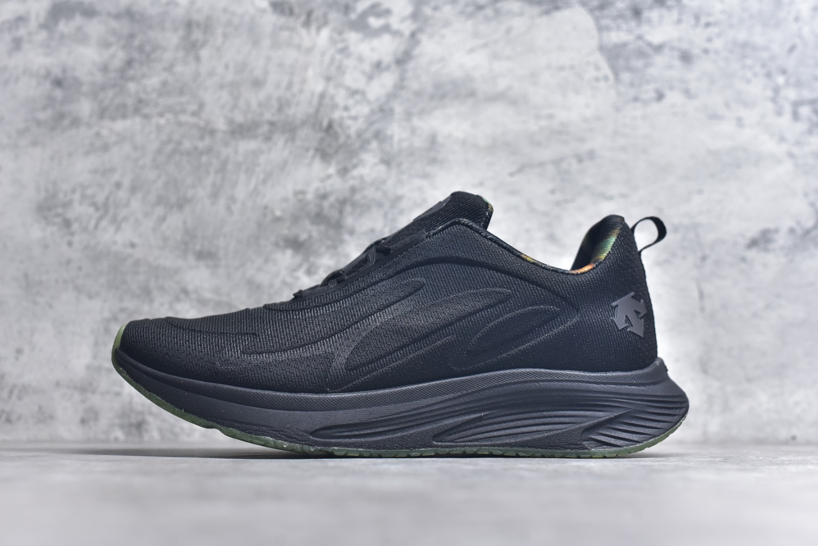 #DESCENTE RUNNING 迪桑特系列 DFLUID流体BOA系带回弹低帮运动跑步鞋 DESCENTE（迪桑特）创立于1935年，品牌名取自法语词汇，意为“滑降”。品牌箭头标识代表滑雪的三种技术“高速直线滑行”、“穿越”和“侧滑”，也寓意品牌在打造高端专业运动产品中不断追求完美的创新精神，致力于成为中国高端专业滑雪、综训、女子、铁人三项、高尔夫的第一品牌。尺码：39-44-选品中心