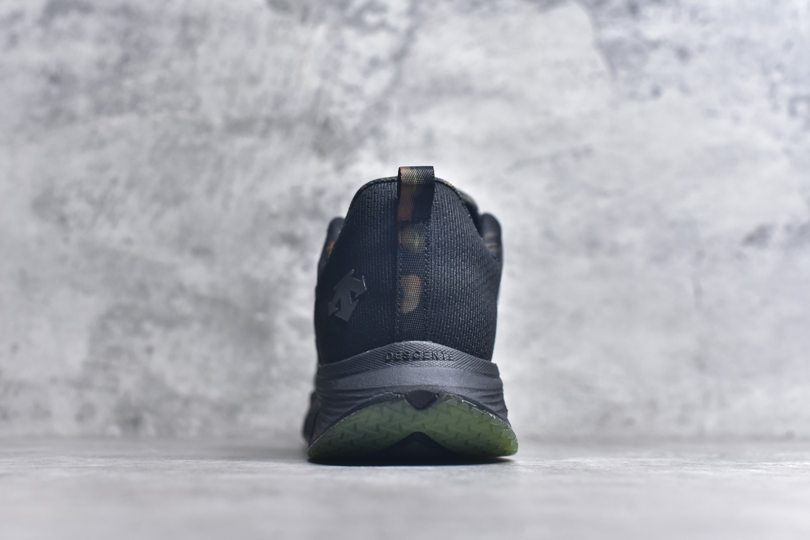 图片[5]-#DESCENTE RUNNING 迪桑特系列 DFLUID流体BOA系带回弹低帮运动跑步鞋 DESCENTE（迪桑特）创立于1935年，品牌名取自法语词汇，意为“滑降”。品牌箭头标识代表滑雪的三种技术“高速直线滑行”、“穿越”和“侧滑”，也寓意品牌在打造高端专业运动产品中不断追求完美的创新精神，致力于成为中国高端专业滑雪、综训、女子、铁人三项、高尔夫的第一品牌。尺码：39-44-选品中心