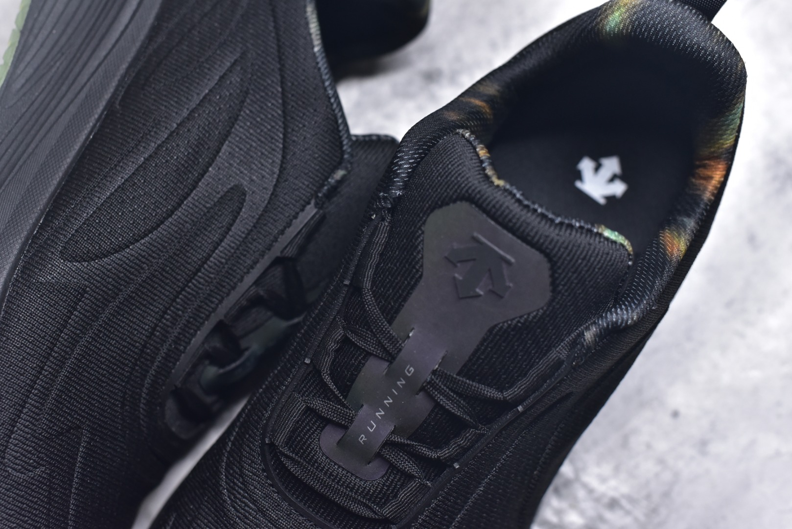 图片[9]-#DESCENTE RUNNING 迪桑特系列 DFLUID流体BOA系带回弹低帮运动跑步鞋 DESCENTE（迪桑特）创立于1935年，品牌名取自法语词汇，意为“滑降”。品牌箭头标识代表滑雪的三种技术“高速直线滑行”、“穿越”和“侧滑”，也寓意品牌在打造高端专业运动产品中不断追求完美的创新精神，致力于成为中国高端专业滑雪、综训、女子、铁人三项、高尔夫的第一品牌。尺码：39-44-选品中心