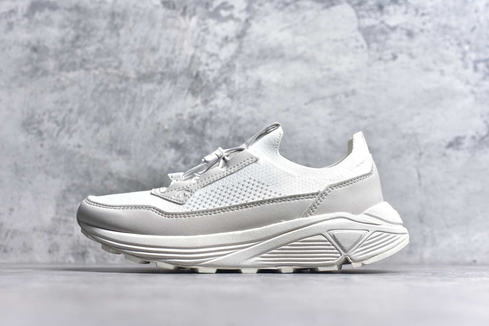 #DESCENTE迪桑特轻盈缓震透气鞋面时尚休闲运动男子越野跑鞋 官方同步上架适合技术路线单日徒步穿着 aeriosflgtx鞋受到长途野外跑步鞋的启发 适合在变化的地形上进行快速轻快的徒步旅行穿着，舒适而有支撑性，使您充满信心。该设计与脚部融为一体，可最大限度地减少摩擦，gore-tex保护膜可防水，采用gore隐形适体(invisiblefit)技术，更轻薄舒适。敏捷、稳定和技术路线上的自信源于vibram® megagrip外底、压缩eva内底以及一体的tpu。重量约：275g技术特点防水透气轻量耐磨鞋子鞋外底结构vibram®megagripM橡胶化合材料耐用柔软鞋子结构tpu鞋头可防磨损压缩eva泡沫内底以及一体的tpu铁芯提高了灵活性和稳定性，使您充满信心鞋子衬垫结构4mm厚or模制插片材料gore-tex薄膜tpu高耐磨保护膜cordura®网眼布 尺码： 39-44-选品中心