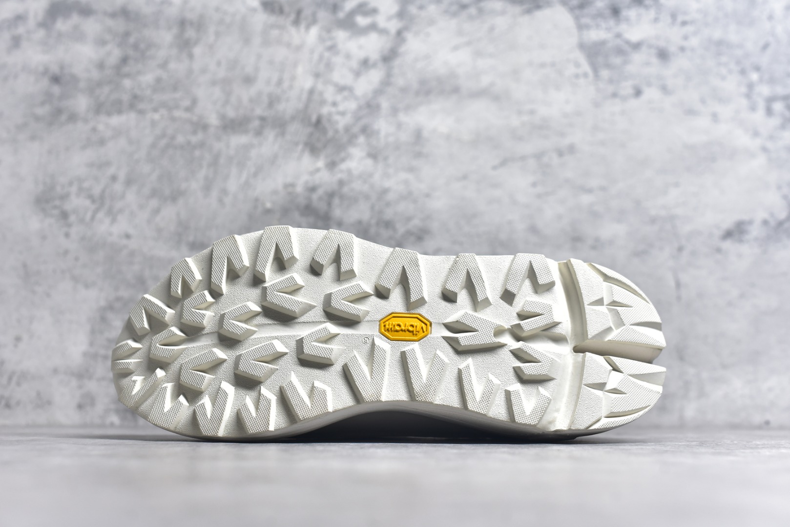 图片[6]-#DESCENTE迪桑特轻盈缓震透气鞋面时尚休闲运动男子越野跑鞋 官方同步上架适合技术路线单日徒步穿着 aeriosflgtx鞋受到长途野外跑步鞋的启发 适合在变化的地形上进行快速轻快的徒步旅行穿着，舒适而有支撑性，使您充满信心。该设计与脚部融为一体，可最大限度地减少摩擦，gore-tex保护膜可防水，采用gore隐形适体(invisiblefit)技术，更轻薄舒适。敏捷、稳定和技术路线上的自信源于vibram® megagrip外底、压缩eva内底以及一体的tpu。重量约：275g技术特点防水透气轻量耐磨鞋子鞋外底结构vibram®megagripM橡胶化合材料耐用柔软鞋子结构tpu鞋头可防磨损压缩eva泡沫内底以及一体的tpu铁芯提高了灵活性和稳定性，使您充满信心鞋子衬垫结构4mm厚or模制插片材料gore-tex薄膜tpu高耐磨保护膜cordura®网眼布 尺码： 39-44-选品中心