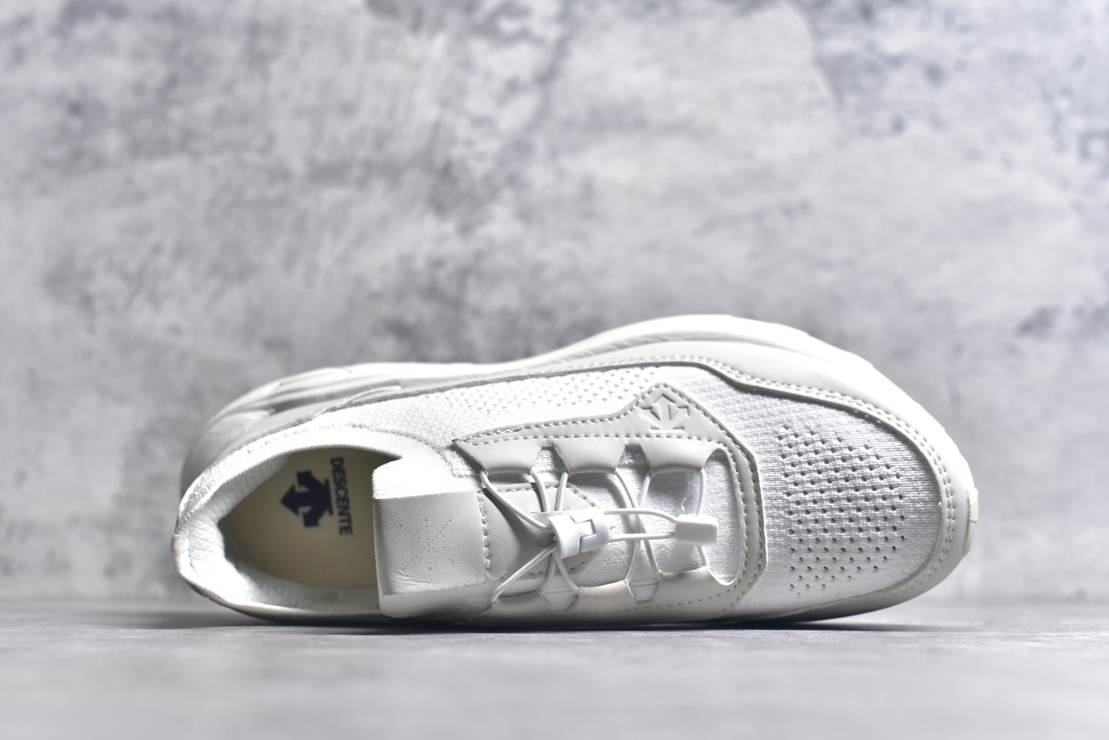 图片[4]-#DESCENTE迪桑特轻盈缓震透气鞋面时尚休闲运动男子越野跑鞋 官方同步上架适合技术路线单日徒步穿着 aeriosflgtx鞋受到长途野外跑步鞋的启发 适合在变化的地形上进行快速轻快的徒步旅行穿着，舒适而有支撑性，使您充满信心。该设计与脚部融为一体，可最大限度地减少摩擦，gore-tex保护膜可防水，采用gore隐形适体(invisiblefit)技术，更轻薄舒适。敏捷、稳定和技术路线上的自信源于vibram® megagrip外底、压缩eva内底以及一体的tpu。重量约：275g技术特点防水透气轻量耐磨鞋子鞋外底结构vibram®megagripM橡胶化合材料耐用柔软鞋子结构tpu鞋头可防磨损压缩eva泡沫内底以及一体的tpu铁芯提高了灵活性和稳定性，使您充满信心鞋子衬垫结构4mm厚or模制插片材料gore-tex薄膜tpu高耐磨保护膜cordura®网眼布 尺码： 39-44-选品中心