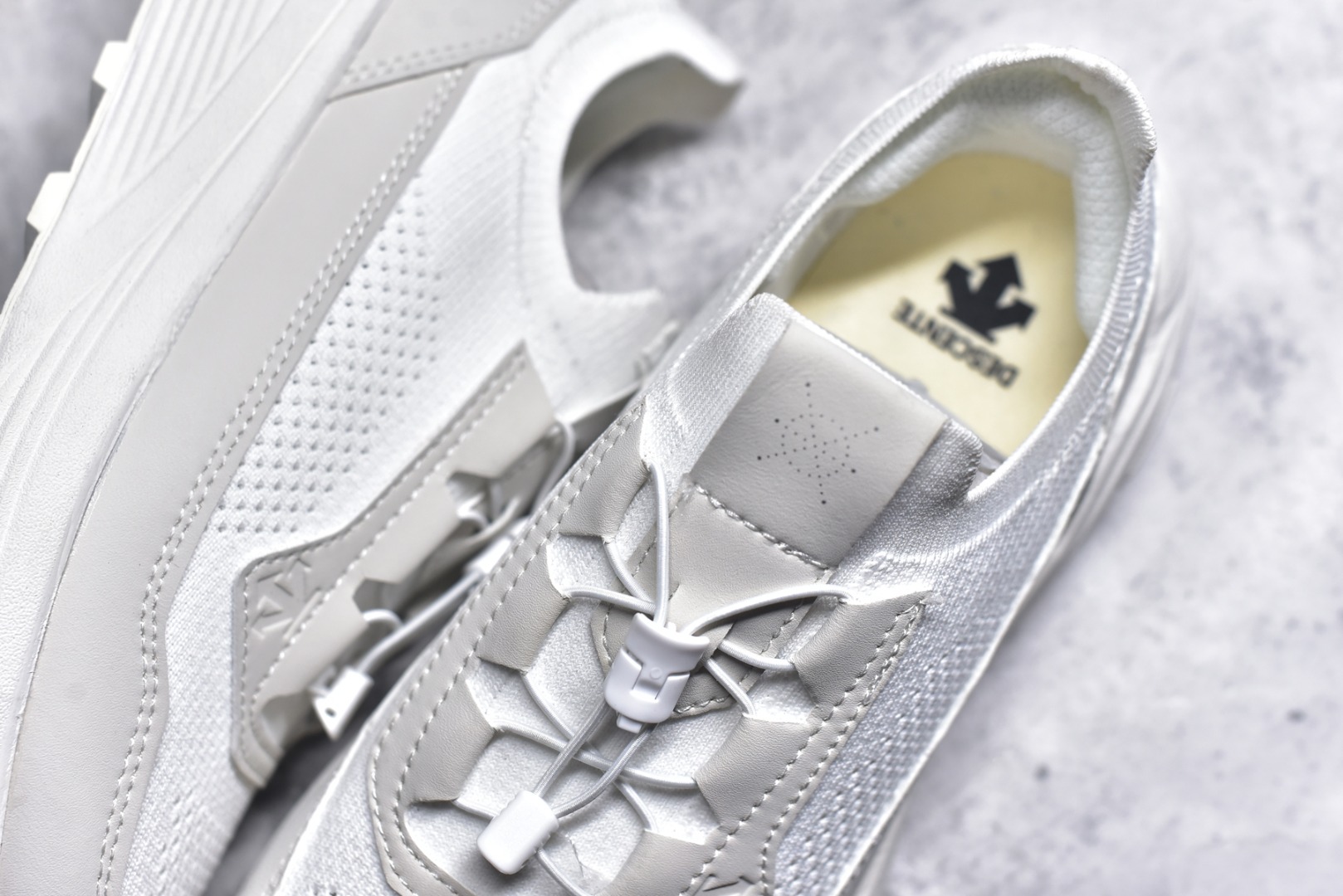 图片[9]-#DESCENTE迪桑特轻盈缓震透气鞋面时尚休闲运动男子越野跑鞋 官方同步上架适合技术路线单日徒步穿着 aeriosflgtx鞋受到长途野外跑步鞋的启发 适合在变化的地形上进行快速轻快的徒步旅行穿着，舒适而有支撑性，使您充满信心。该设计与脚部融为一体，可最大限度地减少摩擦，gore-tex保护膜可防水，采用gore隐形适体(invisiblefit)技术，更轻薄舒适。敏捷、稳定和技术路线上的自信源于vibram® megagrip外底、压缩eva内底以及一体的tpu。重量约：275g技术特点防水透气轻量耐磨鞋子鞋外底结构vibram®megagripM橡胶化合材料耐用柔软鞋子结构tpu鞋头可防磨损压缩eva泡沫内底以及一体的tpu铁芯提高了灵活性和稳定性，使您充满信心鞋子衬垫结构4mm厚or模制插片材料gore-tex薄膜tpu高耐磨保护膜cordura®网眼布 尺码： 39-44-选品中心