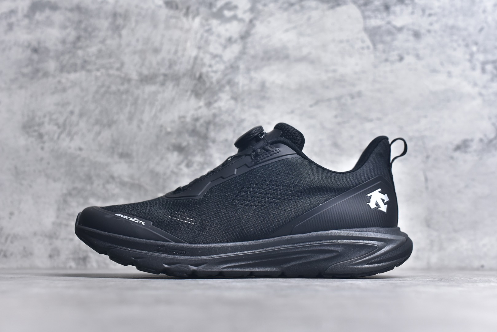 #DESCENTE RUNNING 迪桑特系列 DFLUID流体BOA系带回弹低帮运动跑步鞋 DESCENTE（迪桑特）创立于1935年，品牌名取自法语词汇，意为“滑降”。品牌箭头标识代表滑雪的三种技术“高速直线滑行”、“穿越”和“侧滑”，也寓意品牌在打造高端专业运动产品中不断追求完美的创新精神，致力于成为中国高端专业滑雪、综训、女子、铁人三项、高尔夫的第一品牌。尺码：39-44-选品中心