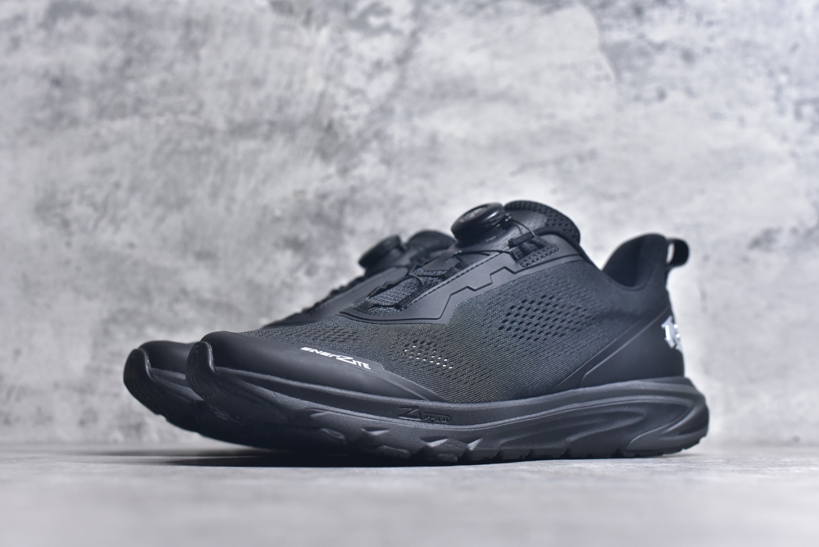 图片[2]-#DESCENTE RUNNING 迪桑特系列 DFLUID流体BOA系带回弹低帮运动跑步鞋 DESCENTE（迪桑特）创立于1935年，品牌名取自法语词汇，意为“滑降”。品牌箭头标识代表滑雪的三种技术“高速直线滑行”、“穿越”和“侧滑”，也寓意品牌在打造高端专业运动产品中不断追求完美的创新精神，致力于成为中国高端专业滑雪、综训、女子、铁人三项、高尔夫的第一品牌。尺码：39-44-选品中心