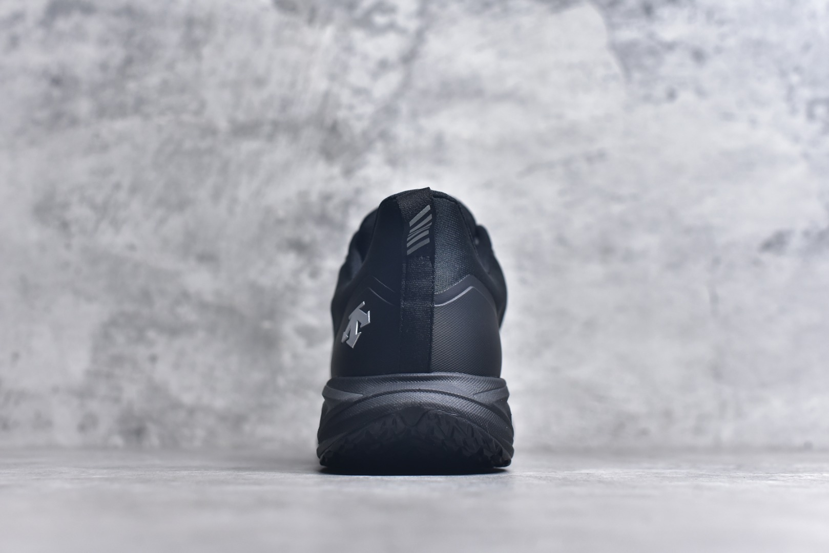 图片[5]-#DESCENTE RUNNING 迪桑特系列 DFLUID流体BOA系带回弹低帮运动跑步鞋 DESCENTE（迪桑特）创立于1935年，品牌名取自法语词汇，意为“滑降”。品牌箭头标识代表滑雪的三种技术“高速直线滑行”、“穿越”和“侧滑”，也寓意品牌在打造高端专业运动产品中不断追求完美的创新精神，致力于成为中国高端专业滑雪、综训、女子、铁人三项、高尔夫的第一品牌。尺码：39-44-选品中心