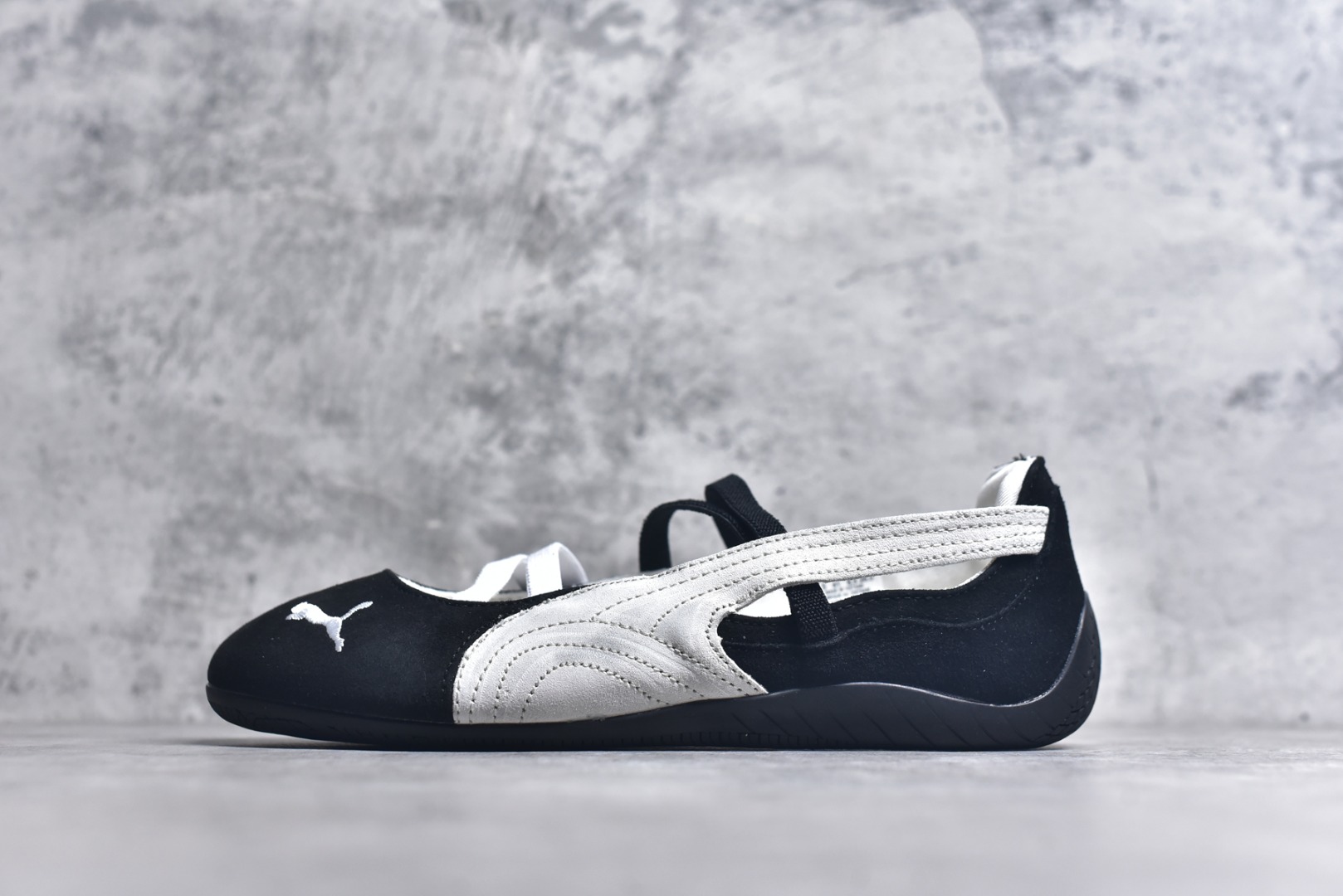 #Puma Speedcat 舒适百搭 低帮 芭蕾鞋 #朴彩英 rose 同款 黑粉配色甜酷感拉满 低帮设计超显脚踝纤细，上脚轻盈又舒适。不管日常出街还是运动都适配，防滑耐磨超抗造。 尺码：35-41-选品中心