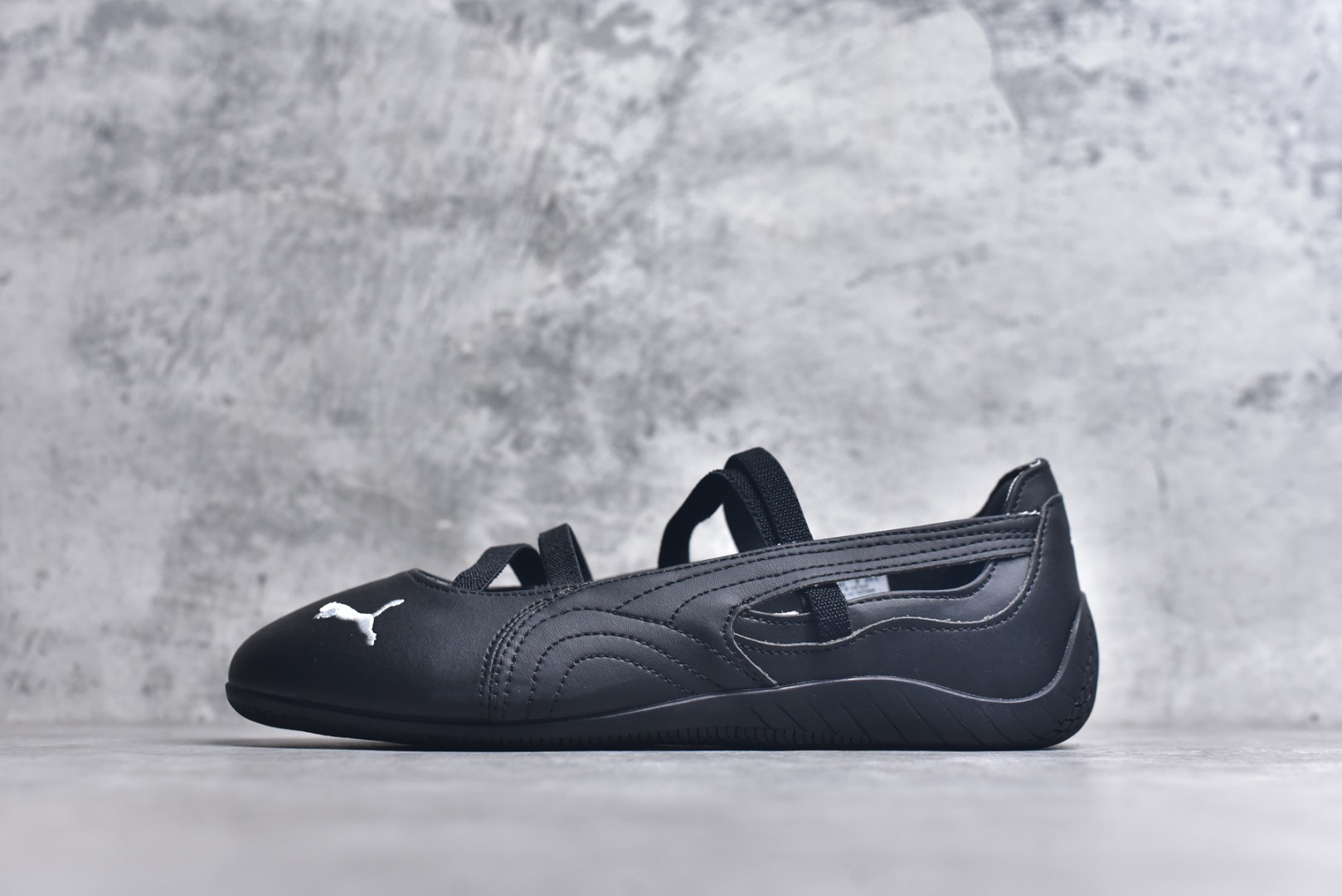 #Puma Speedcat ballet 舒适百搭 低帮 芭蕾鞋 #朴彩英 rose 同款 黑粉配色甜酷感拉满 低帮设计超显脚踝纤细，上脚轻盈又舒适。不管日常出街还是运动都适配，防滑耐磨超抗造。 尺码：35-41-选品中心
