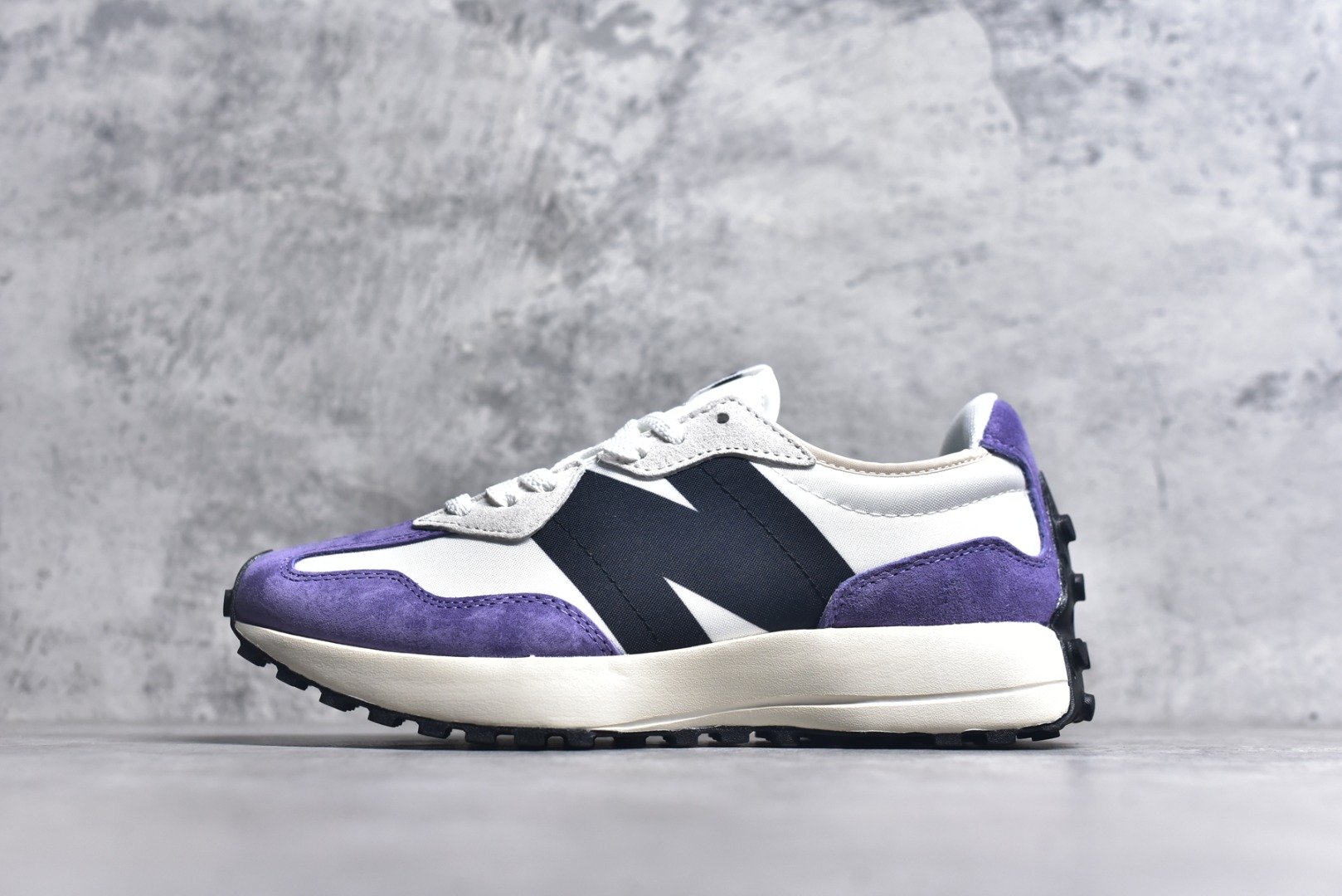 #New Balance MS327 复古休闲运动慢跑鞋 以更纯粹的复古风格设计打造的全新造型 侧身还以解构设计 将 N 字标志以做旧压花样式呈现 货号：MS327FE-2 尺码：36 37 37.5 38 38.5 39.5 40-选品中心
