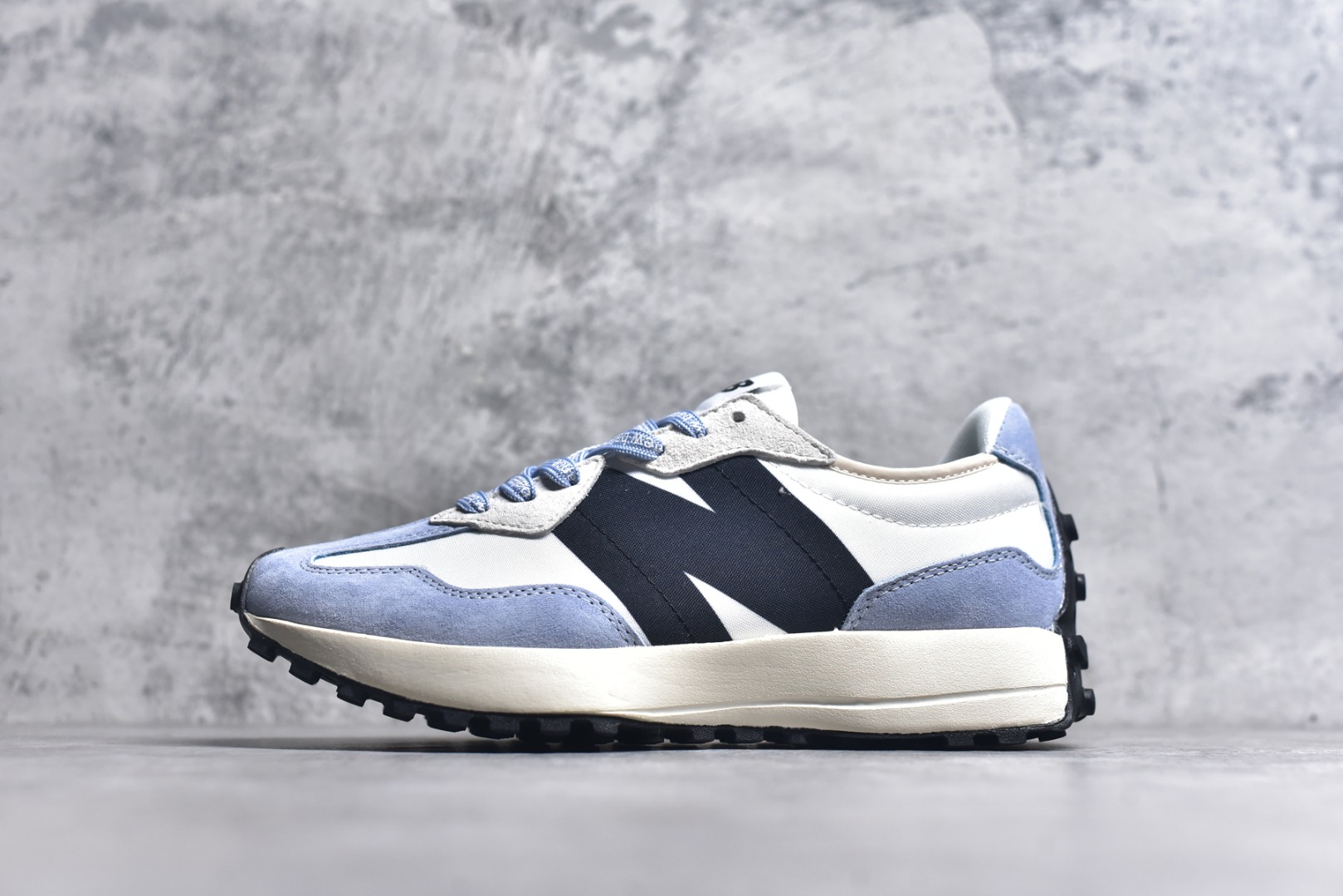 #New Balance MS327 复古休闲运动慢跑鞋 以更纯粹的复古风格设计打造的全新造型 侧身还以解构设计 将 N 字标志以做旧压花样式呈现 货号：MS327FE-1 尺码：36 37 37.5 38 38.5 39.5 40 40.5 41.5 42 42.5 43 44 45-选品中心