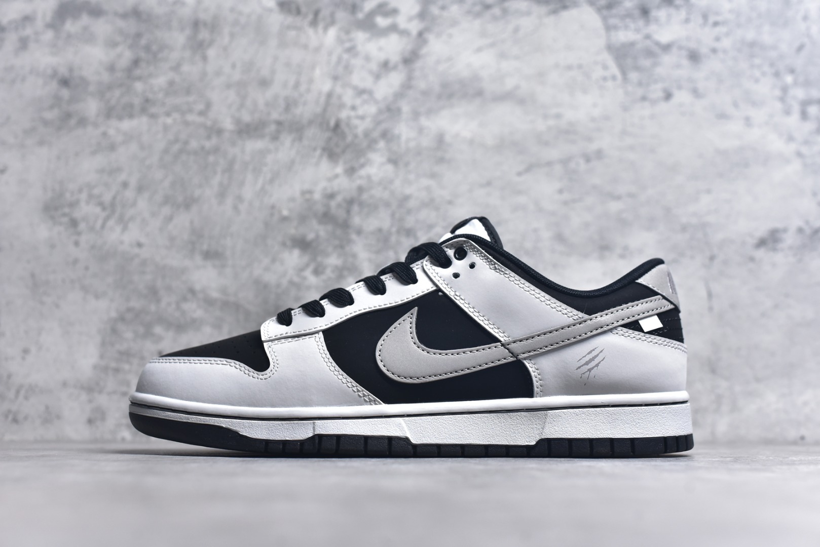 #Nike SB Dunk Low 拓荒骑士 周年高端定制 低帮休闲板鞋 WB0414-002 #定制鞋盒 超高清洁度 皮料切割干净无任何毛边 细节完美 尺码：40 40.5 41 42 42.5 43 44 44.5 45 46 9.E5-选品中心