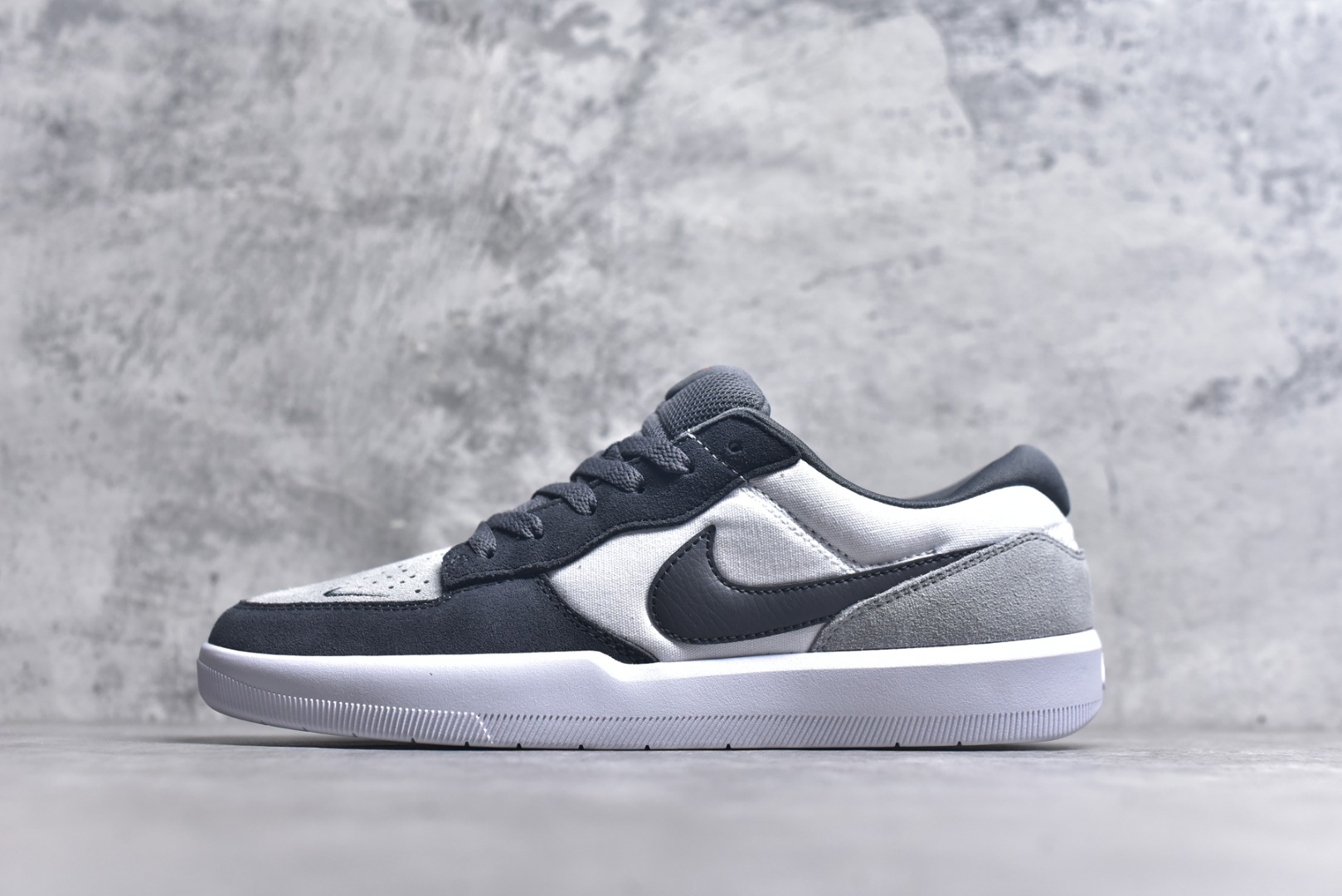 #Nike SB Force 58 硫化杯底 传统篮球风格 Nike SB Force 58 男/女滑板鞋采用包边设计 经久耐穿 硫化结构则有效提升灵活性 穿上这款创意力作 助你耀动街头 采用帆布和翻毛皮组合材料 融入打孔设计 为你打造彰显经典篮球风范的整体造型 货号：DV5477-001 尺码：35.5 36 36.5 37.5 38 38.5 39 40 40.5 41 42 42.5 43 44 45-选品中心