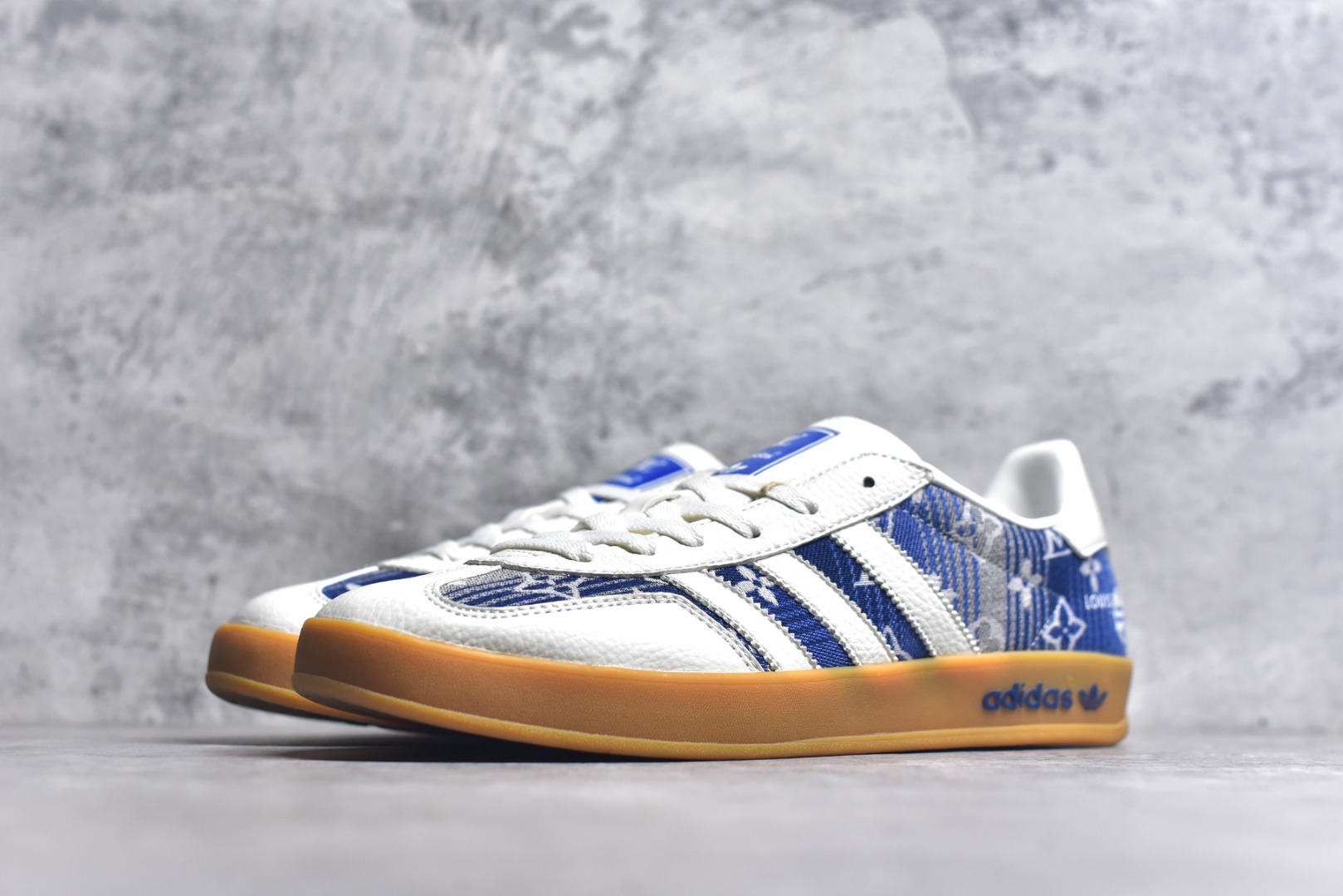 图片[2]-#AD SAMBA OG x Louis Vuitton 白蓝 该鞋款鞋面采用多种材料拼接(缝/车线) Superstar系列又备受众多滑板爱好者的青睐 这款Superstar经典鞋 沿用50年来的贝壳鞋头样式 继往开来 采用皮革鞋面和浑厚全包大底设计 烫金徽标伴你在滑板上留下“流星”般绚丽的轨迹 货号： SC9207-732 尺码： 36 36.5 37.5 38 38.5 39 40 40.5 41 42 42.5 43 44 44.5 45-选品中心