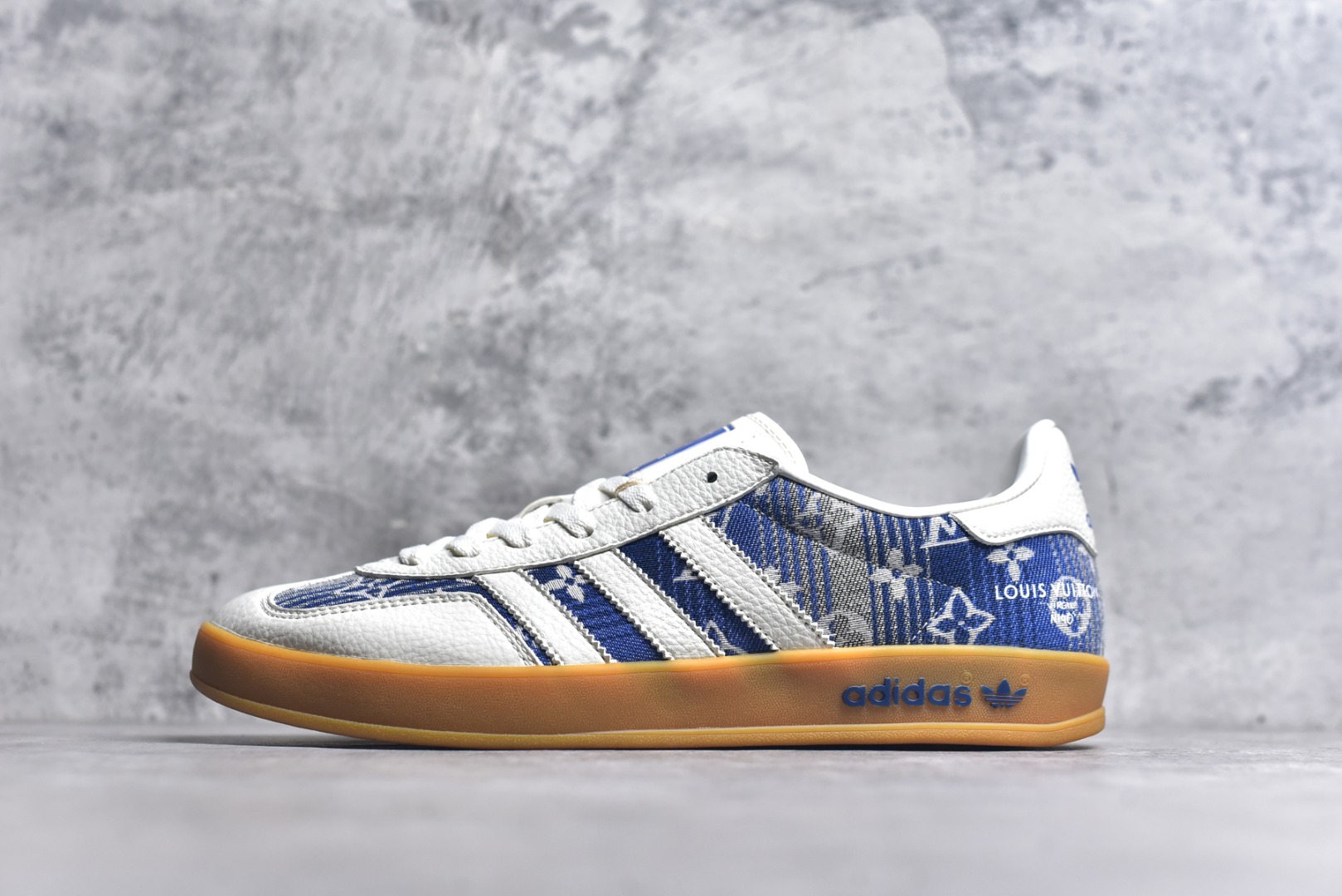 #AD SAMBA OG x Louis Vuitton 白蓝 该鞋款鞋面采用多种材料拼接(缝/车线) Superstar系列又备受众多滑板爱好者的青睐 这款Superstar经典鞋 沿用50年来的贝壳鞋头样式 继往开来 采用皮革鞋面和浑厚全包大底设计 烫金徽标伴你在滑板上留下“流星”般绚丽的轨迹 货号： SC9207-732 尺码： 36 36.5 37.5 38 38.5 39 40 40.5 41 42 42.5 43 44 44.5 45-选品中心